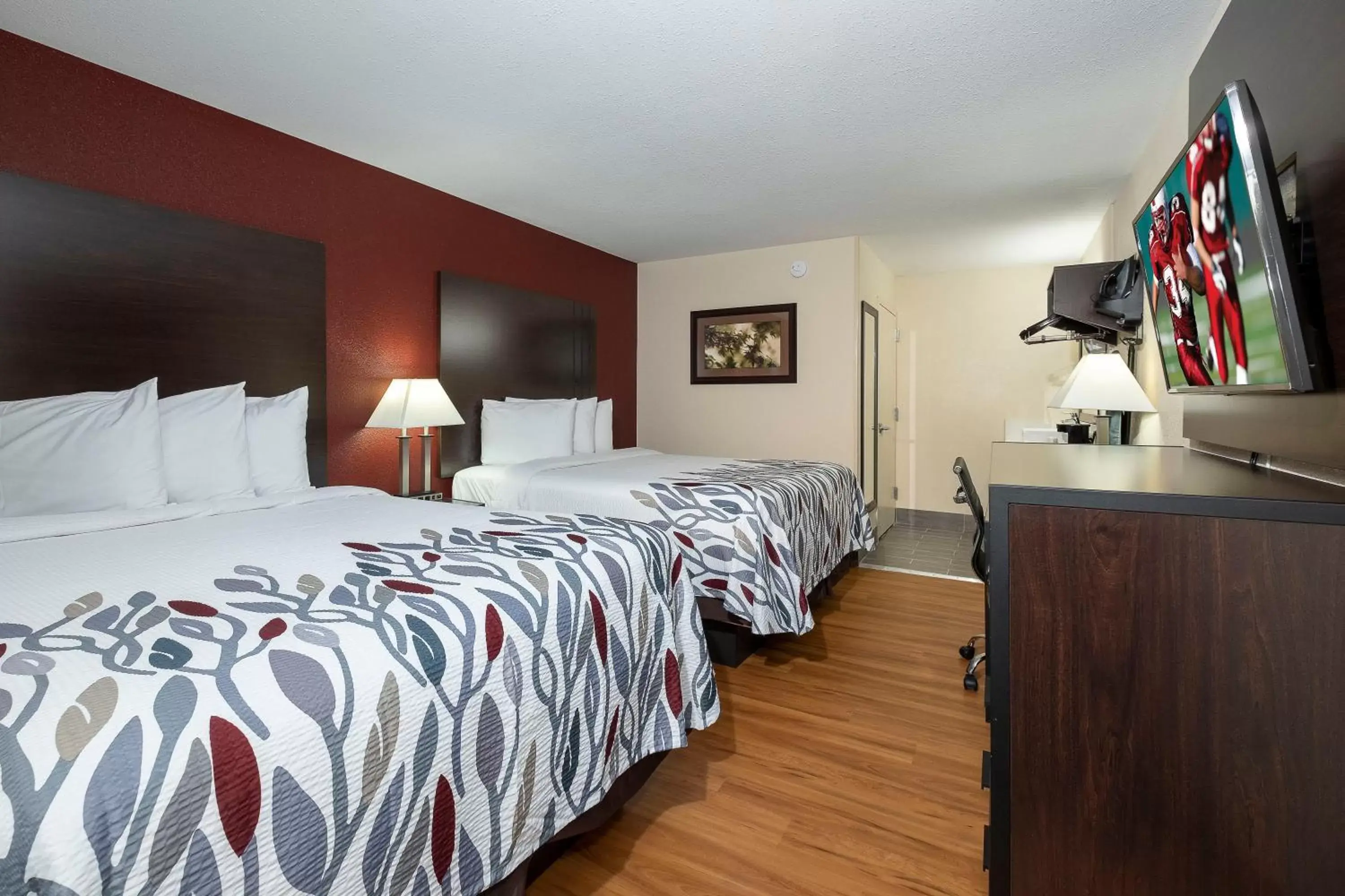 Photo of the whole room, Bed in Red Roof Inn Freehold