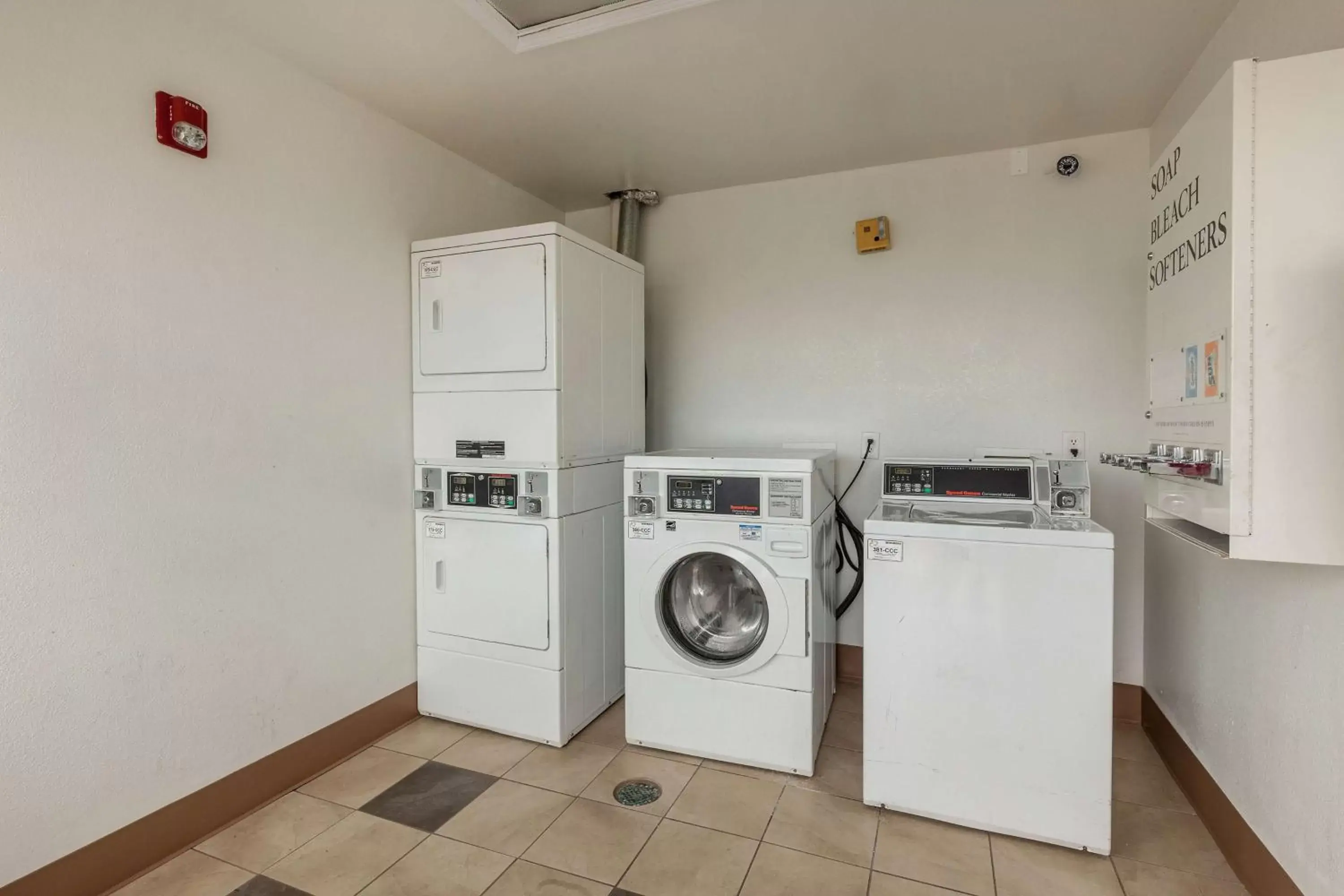 laundry, Kitchen/Kitchenette in Motel 6-Webster, TX - Houston - Nasa Lake