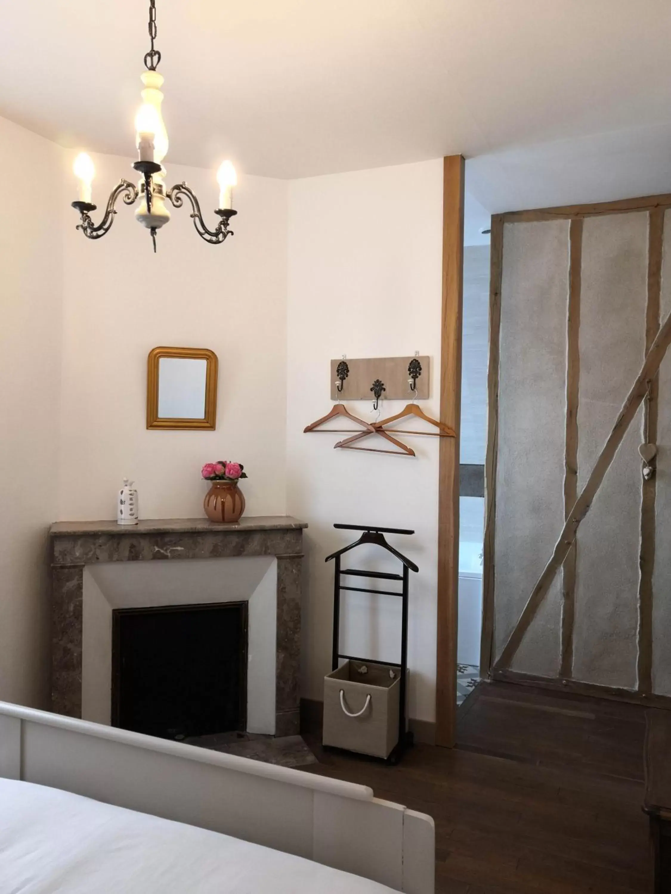 Bedroom, TV/Entertainment Center in Le Manoir du Gouverneur