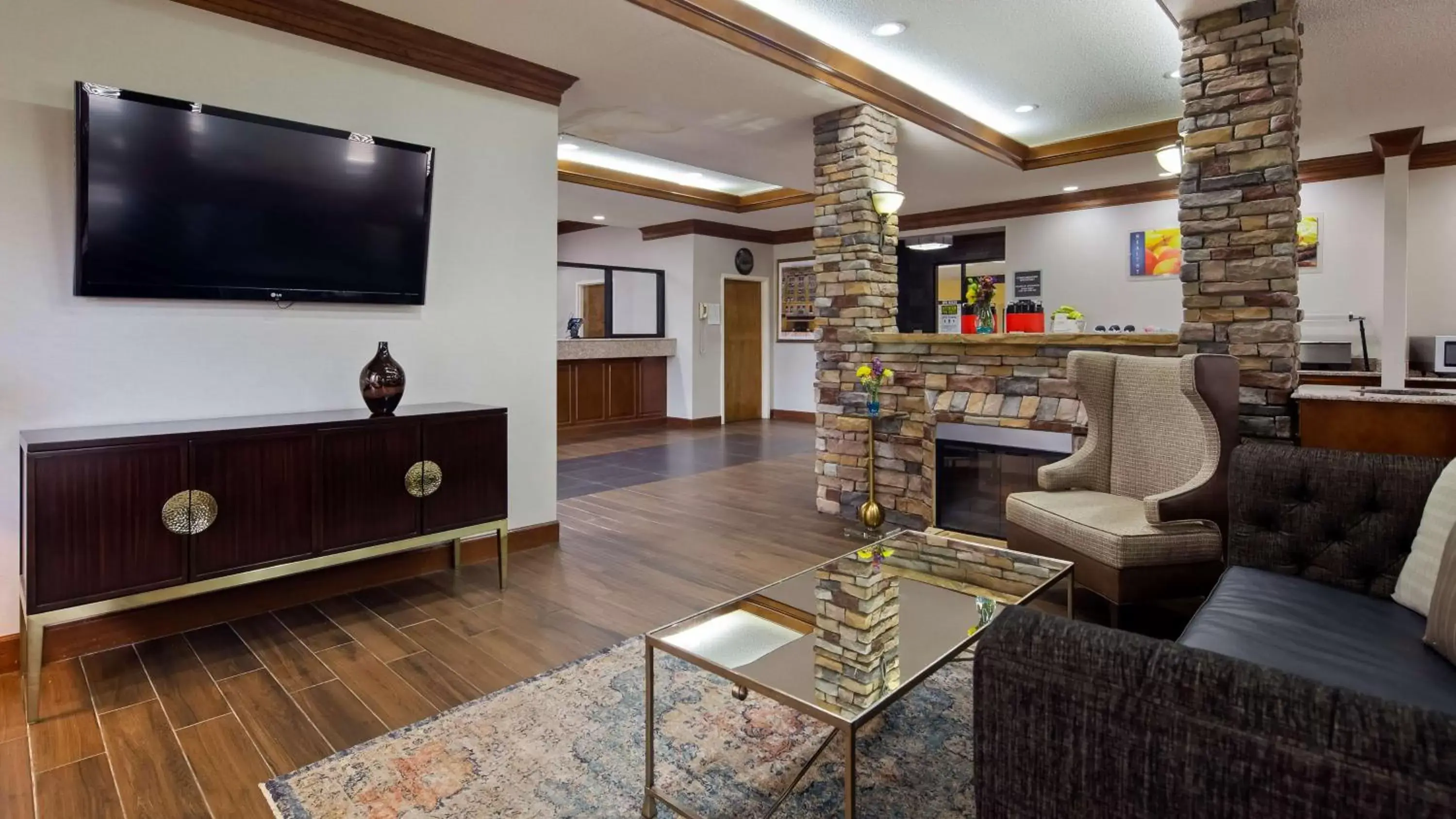 Lobby or reception, TV/Entertainment Center in Best Western Inn & Suites