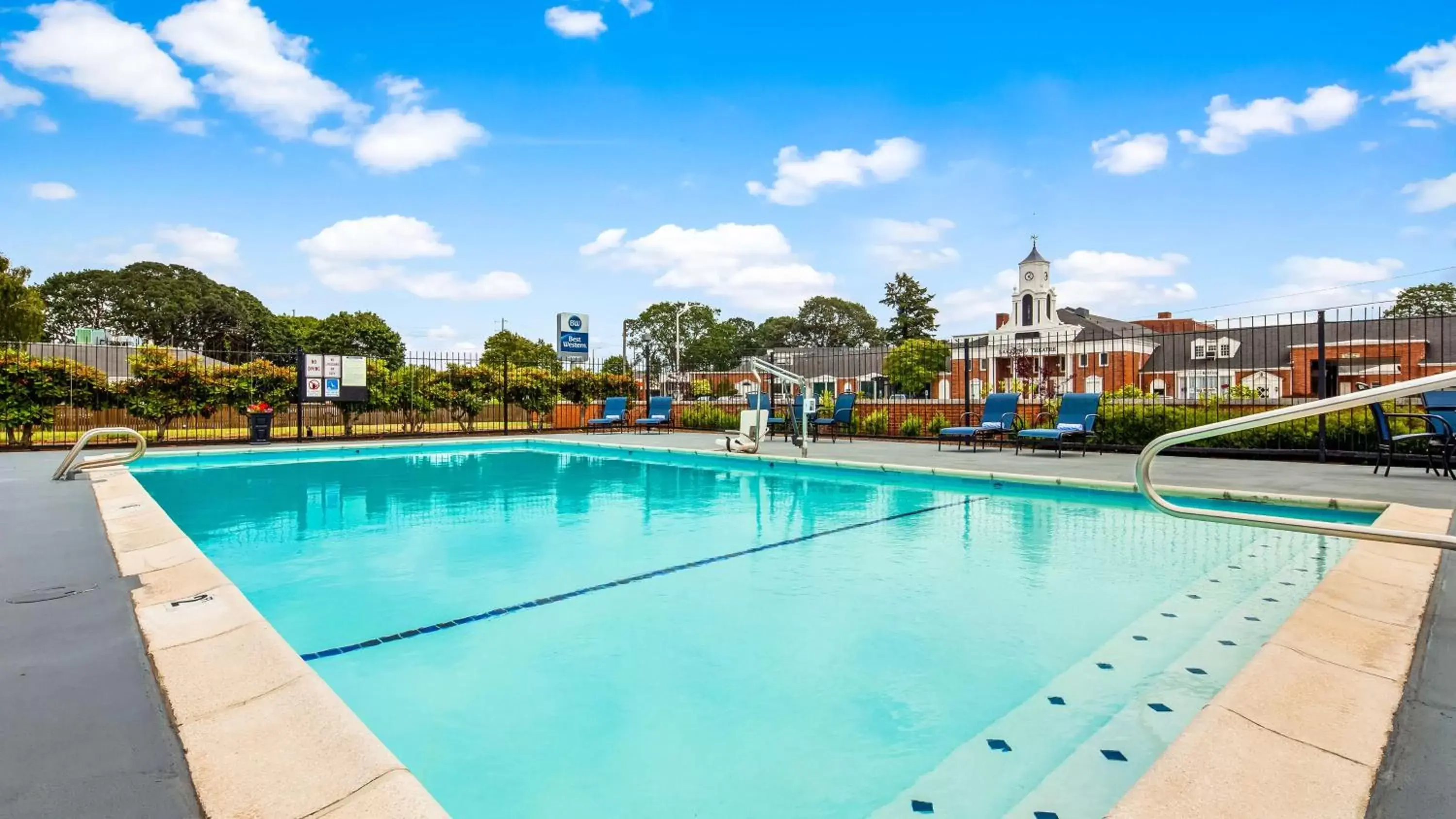 On site, Swimming Pool in Best Western Lakewood