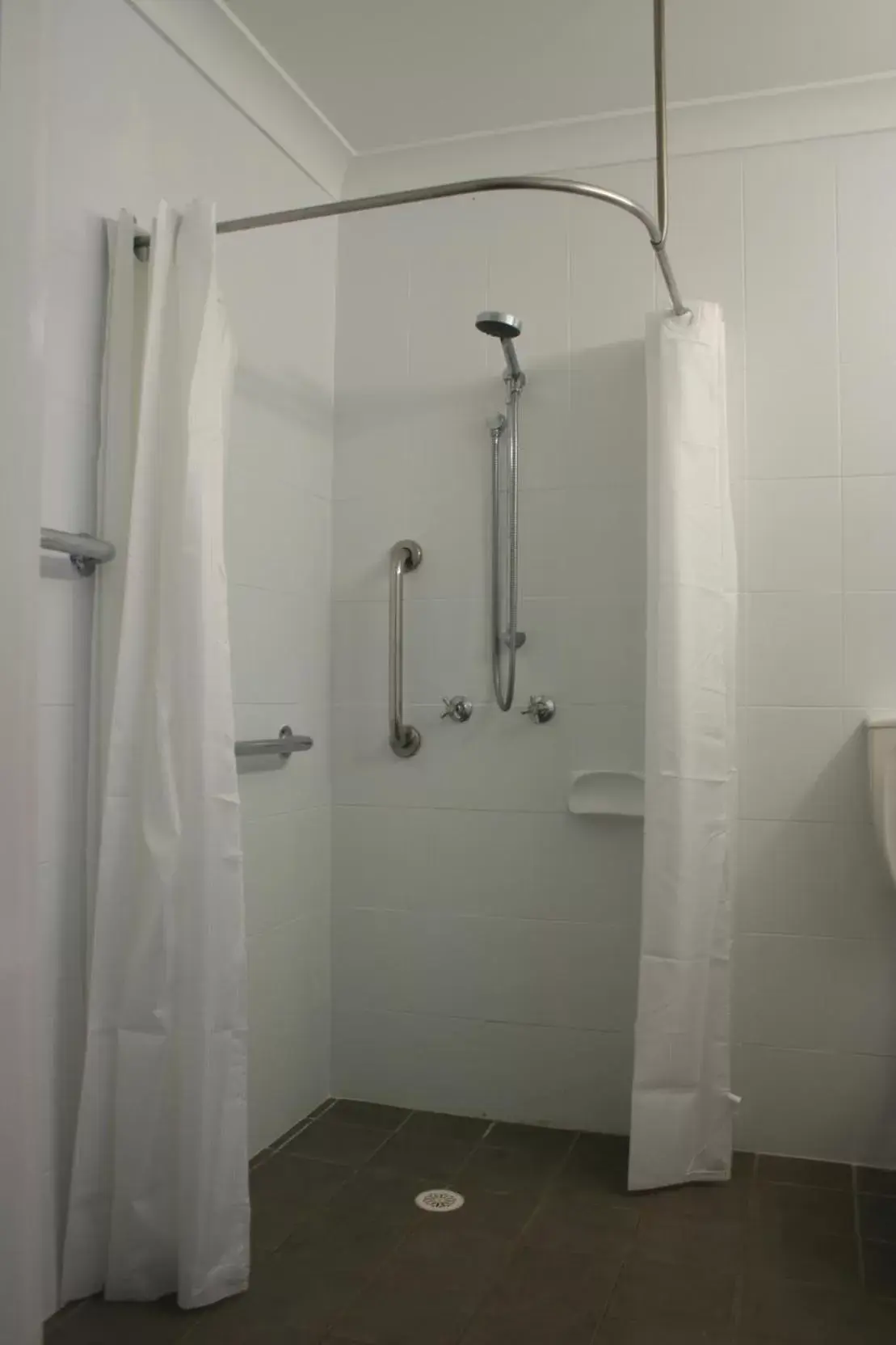 Shower, Bathroom in Club Motel Armidale
