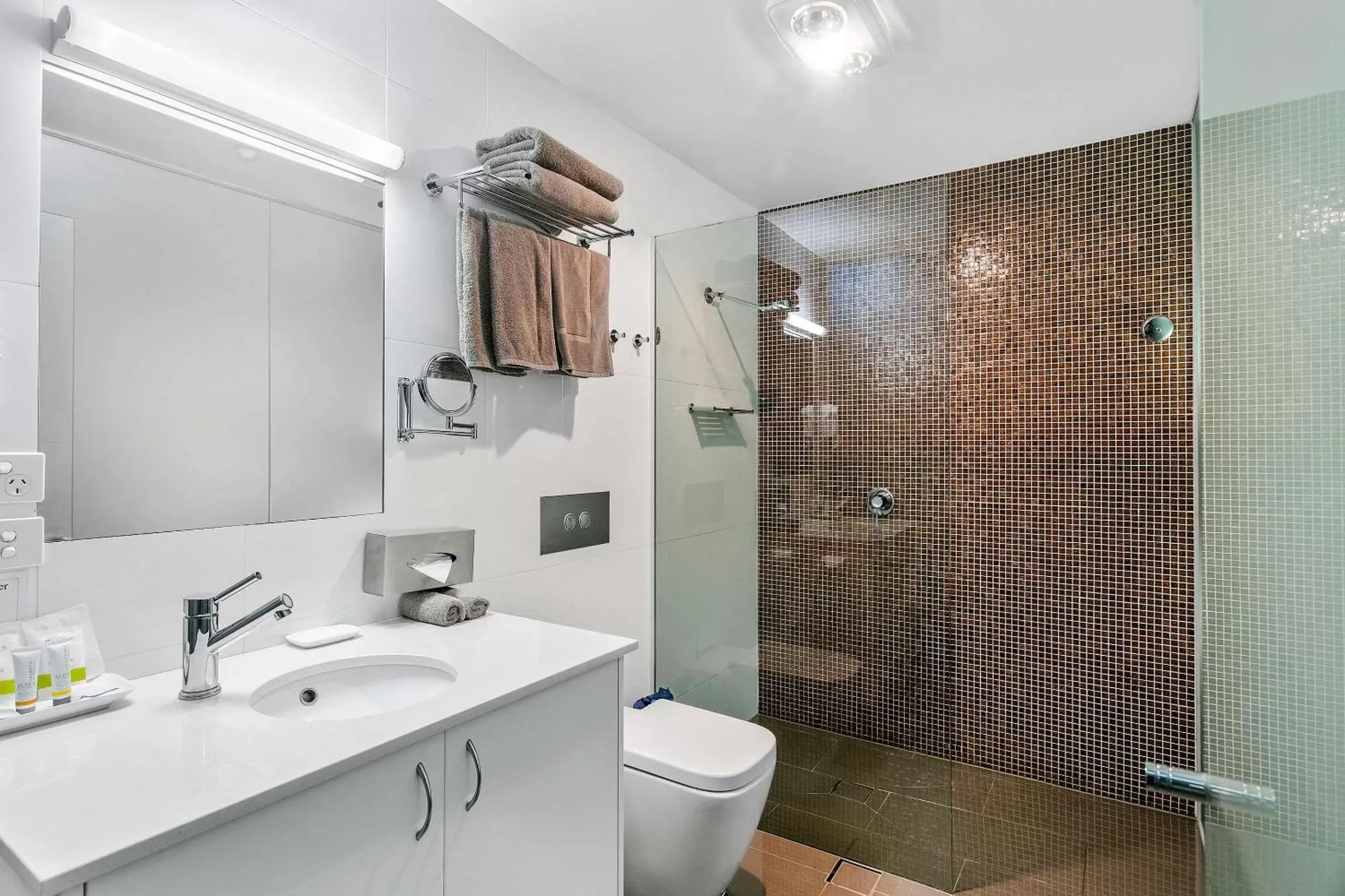 Shower, Bathroom in Quality Inn The George Hotel Ballarat