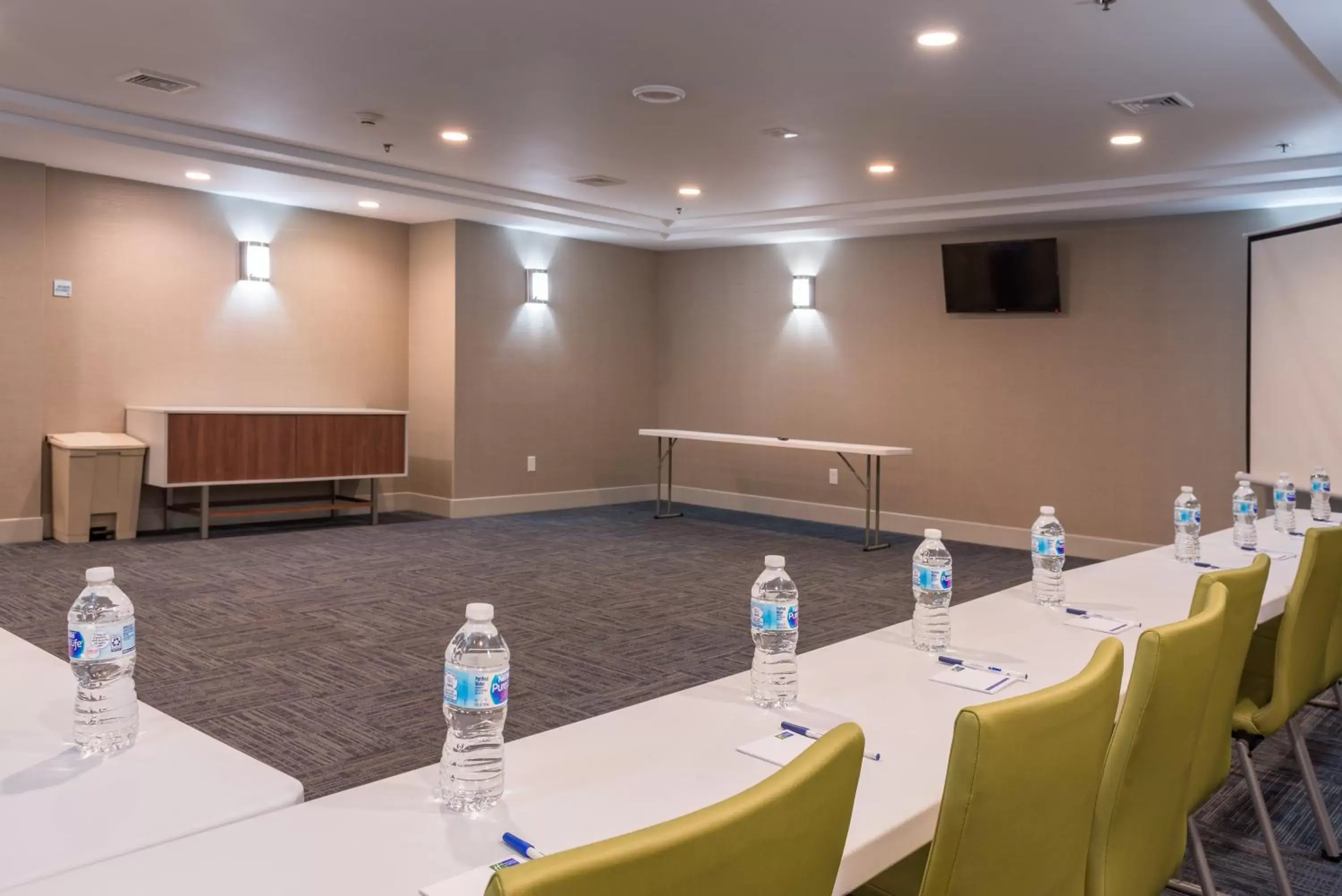 Meeting/conference room in Holiday Inn Express Hartford-Newington, an IHG Hotel