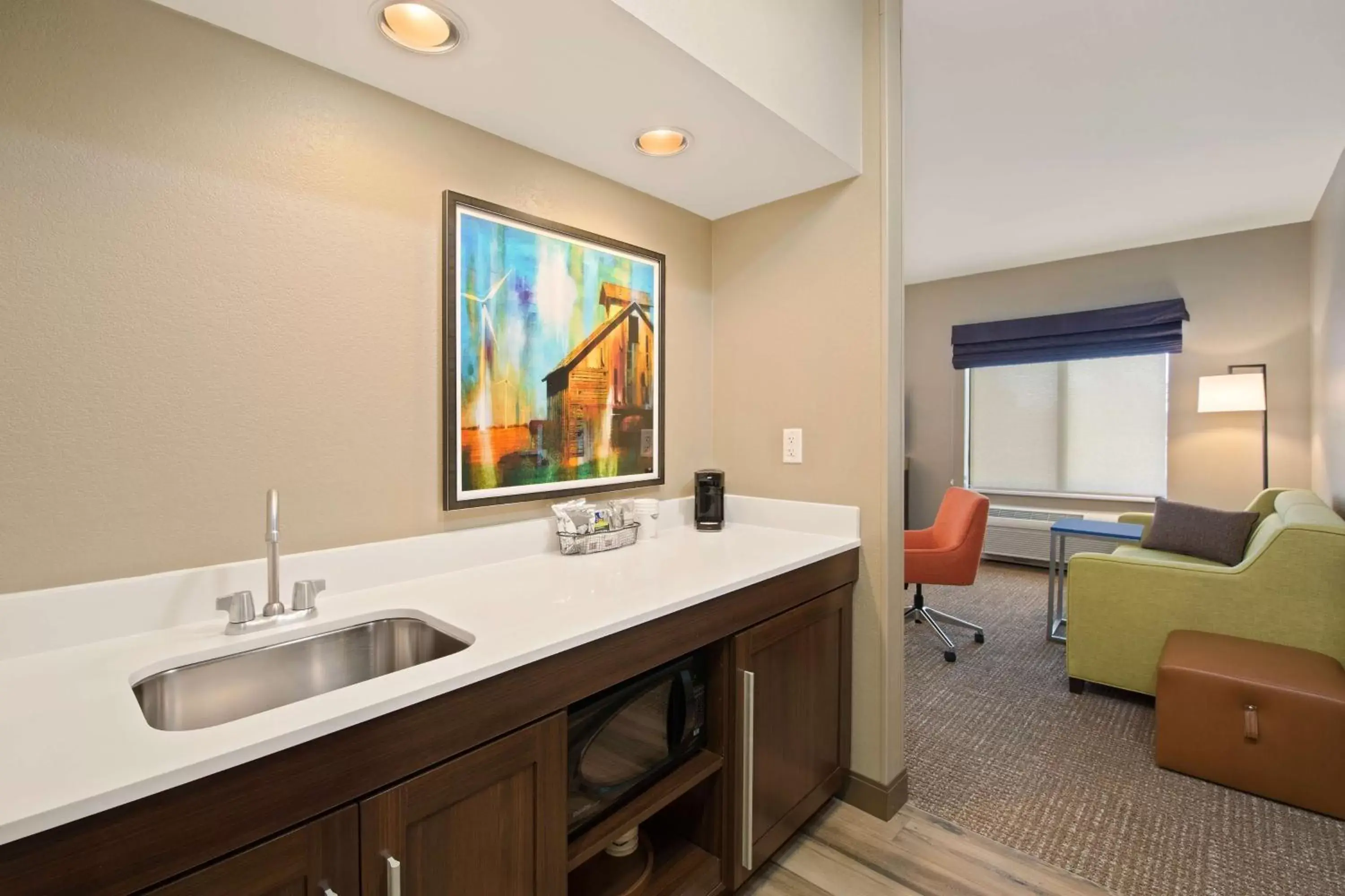 Living room, Bathroom in Hampton Inn & Suites by Hilton Walla Walla