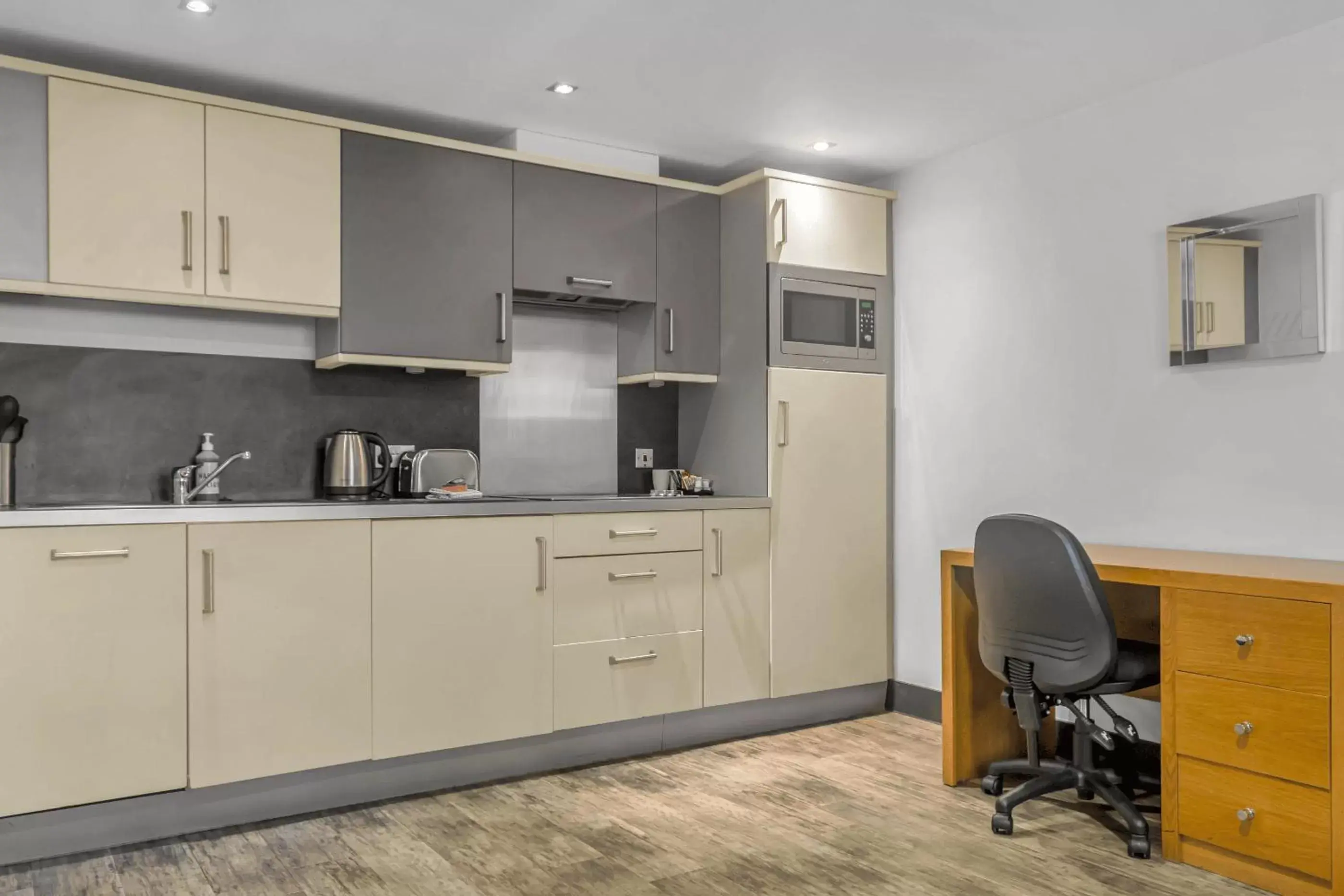 kitchen, Kitchen/Kitchenette in Roomzzz Leeds City West