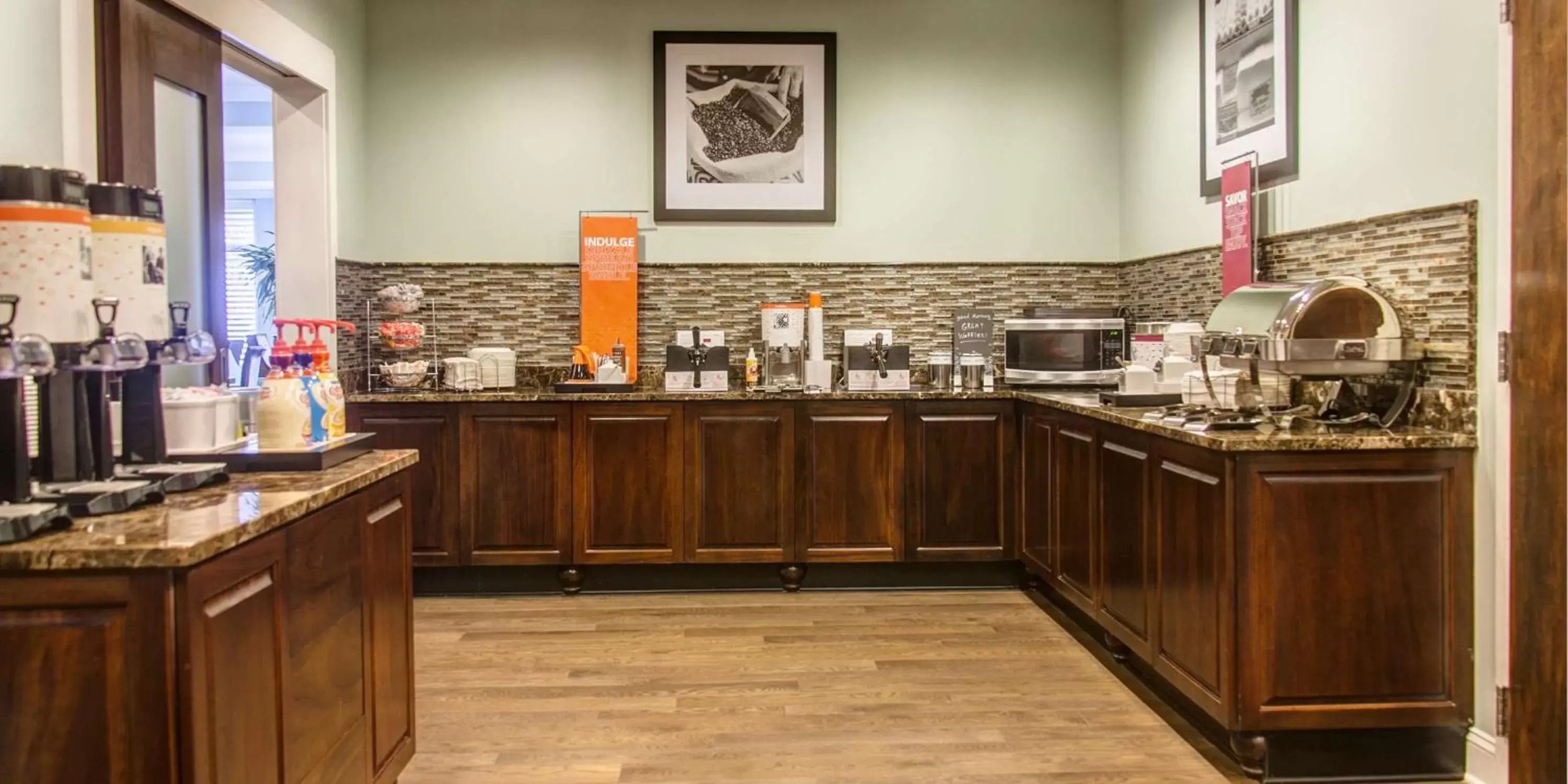 Coffee/tea facilities, Restaurant/Places to Eat in Hampton Inn Charleston-Daniel Island