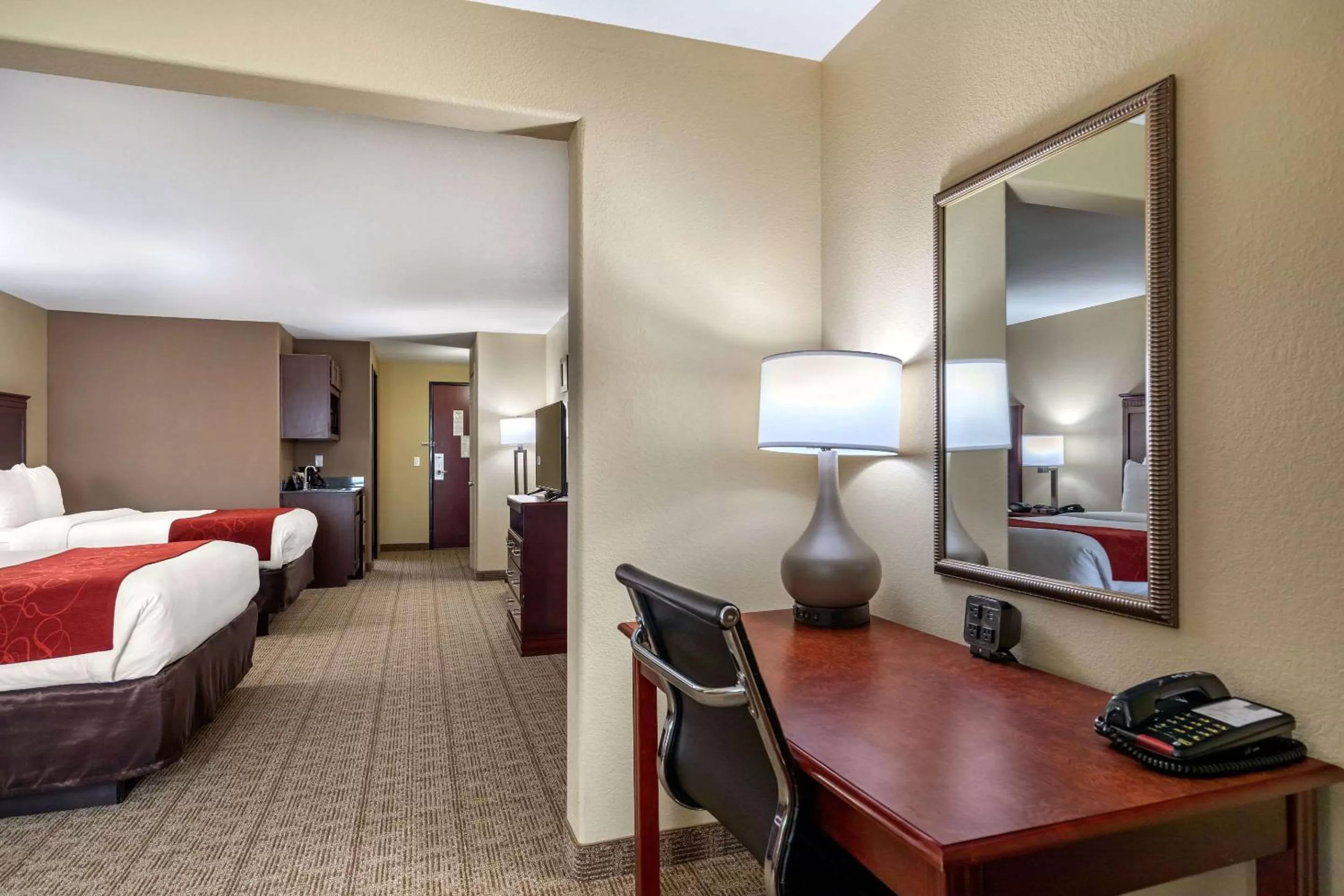 Photo of the whole room, Bed in Comfort Suites Ennis