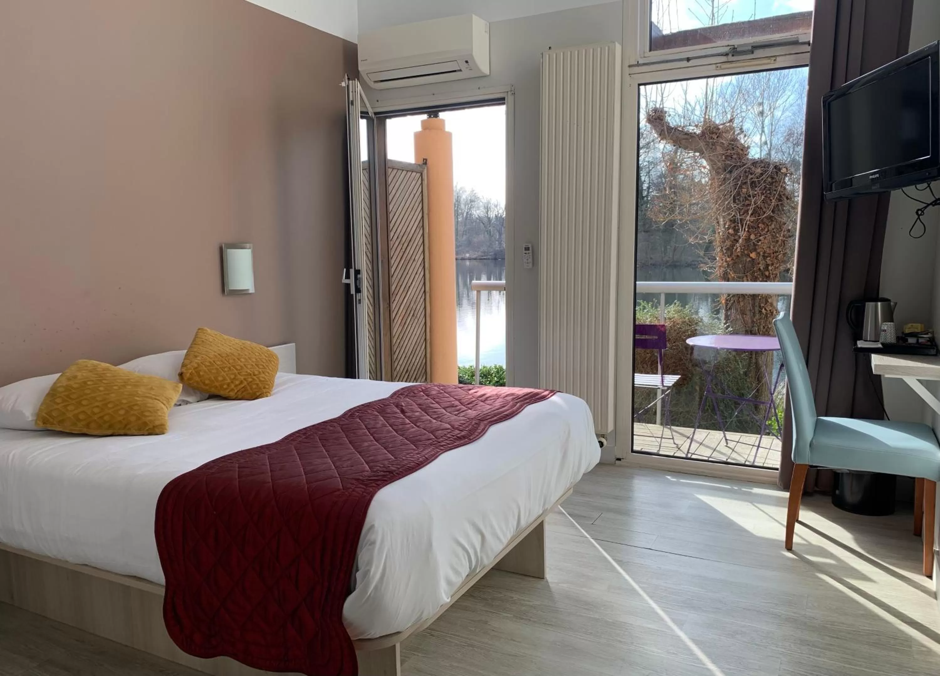 Photo of the whole room, Bed in Hôtel L'ile Du Saussay