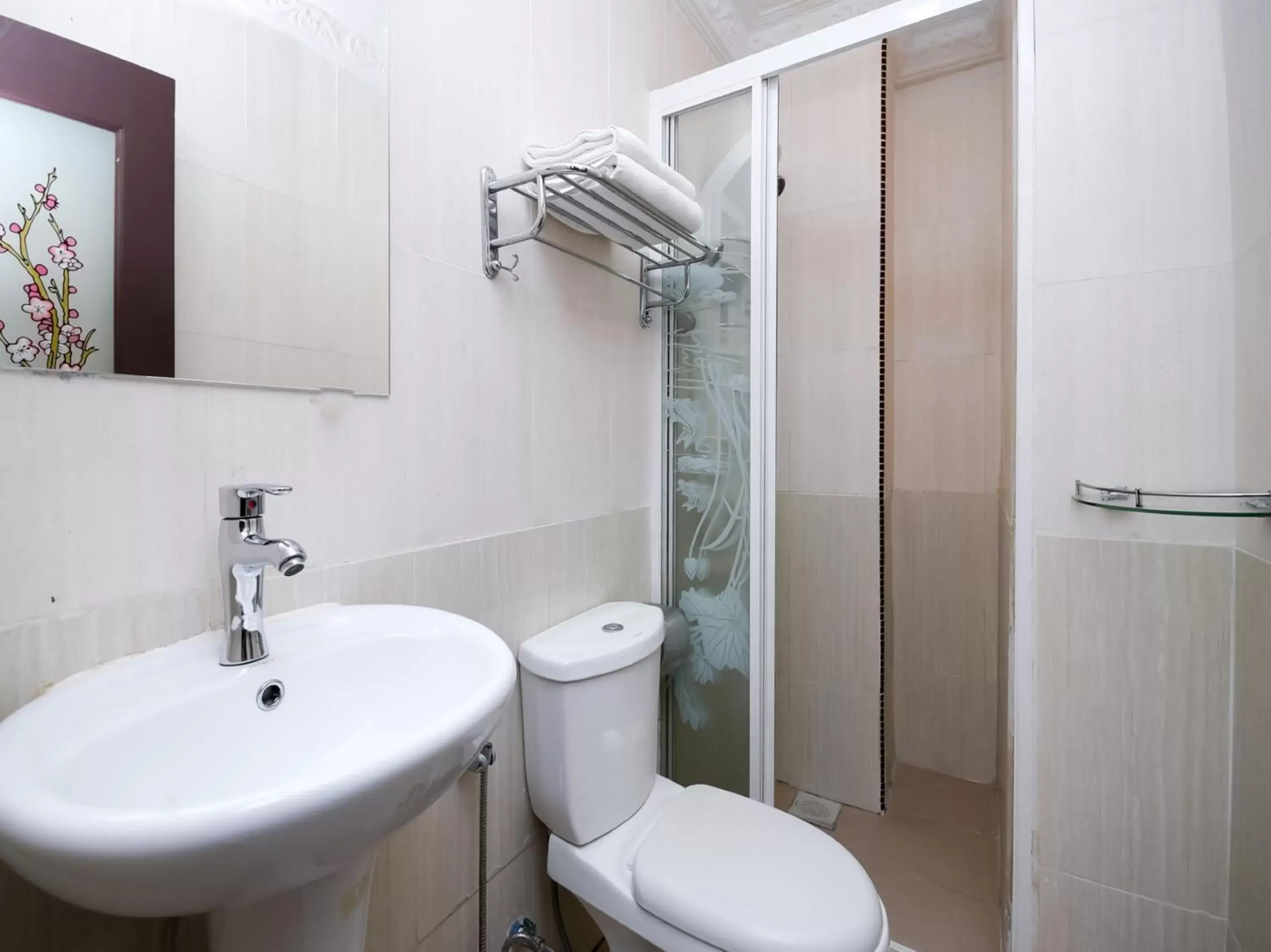 Bathroom in Super OYO 1148 Kenyalang Suite