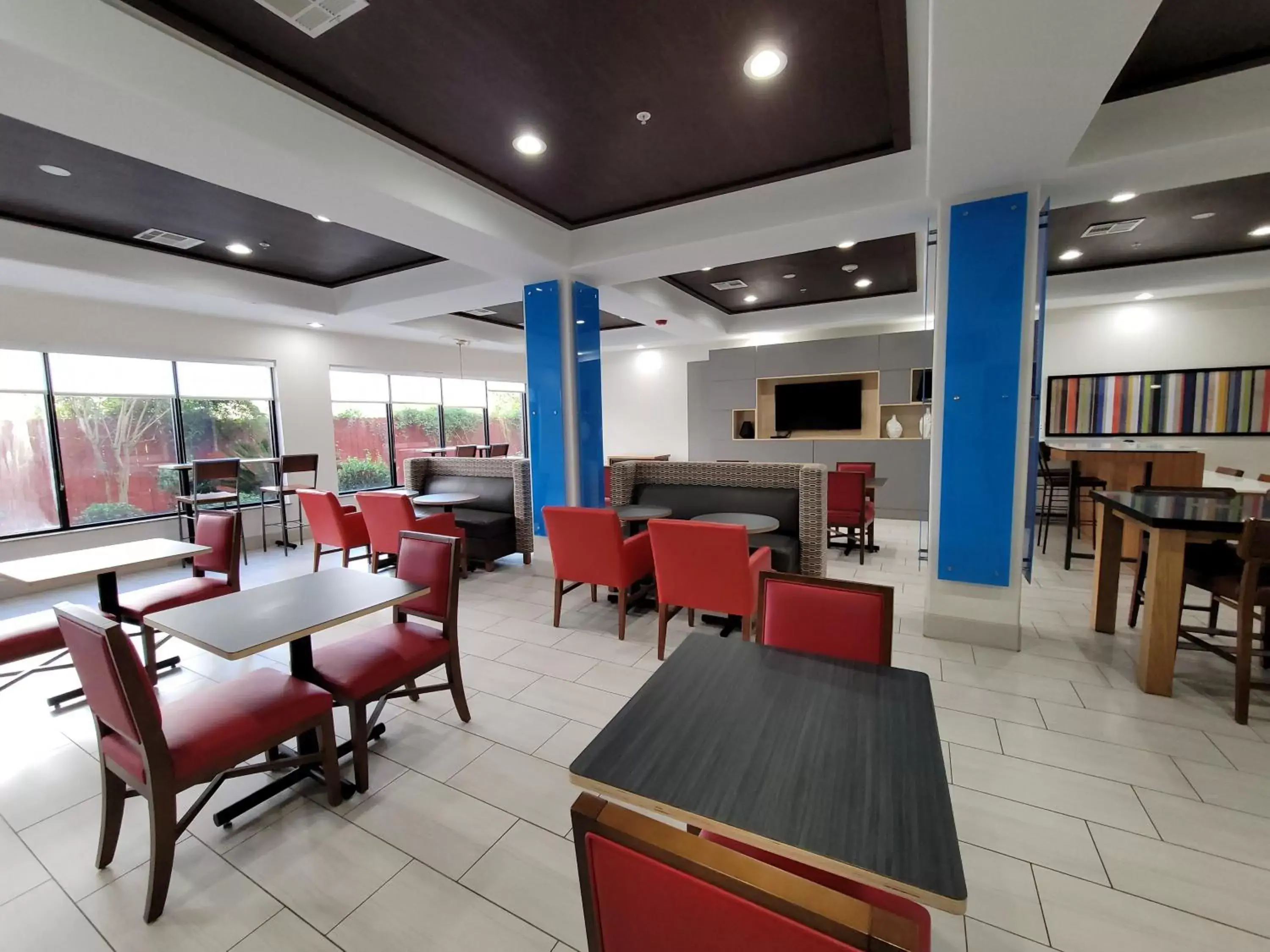 Breakfast, Restaurant/Places to Eat in Holiday Inn Express Hotel & Suites Vidor South, an IHG Hotel