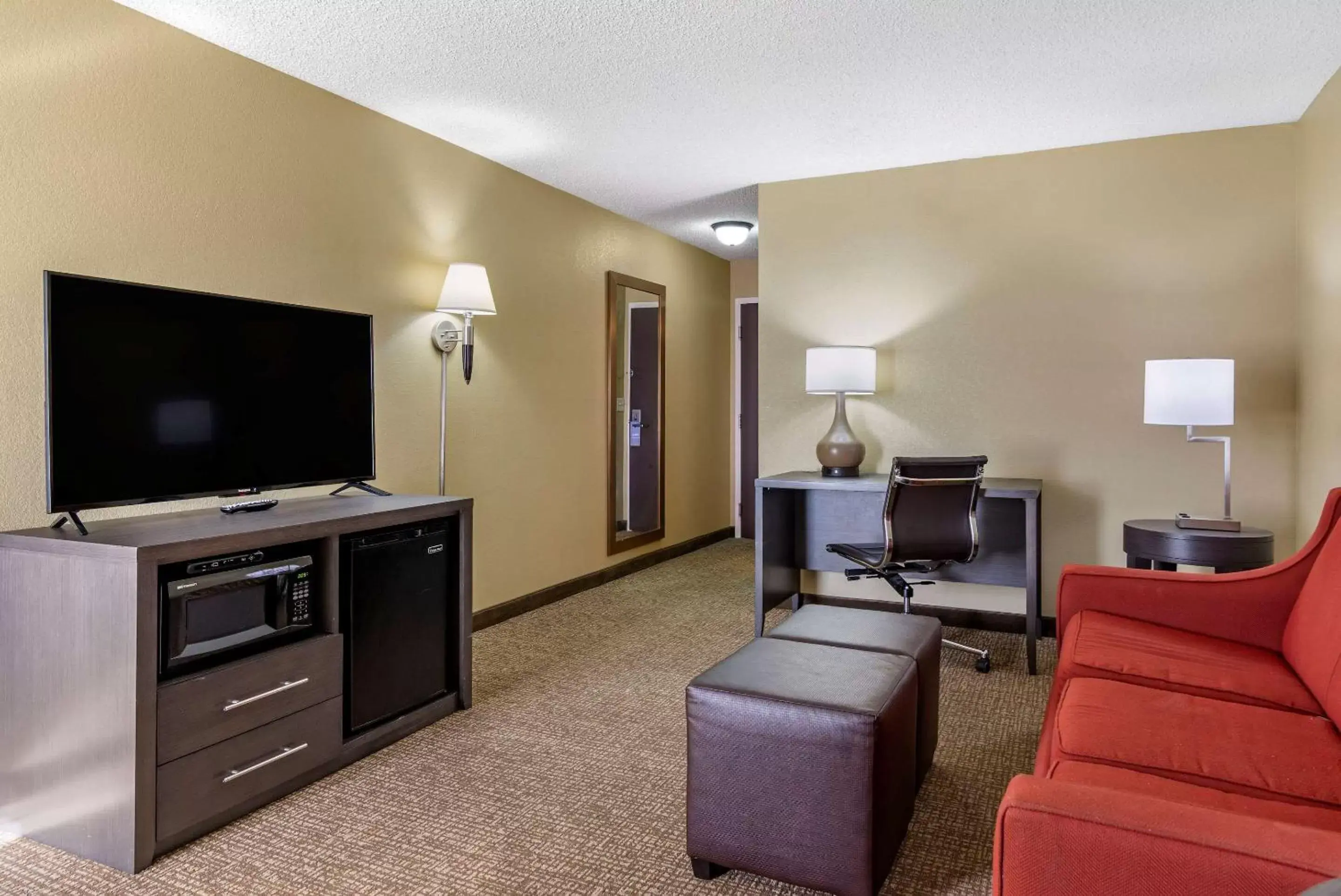 Photo of the whole room, TV/Entertainment Center in Comfort Inn Opelika - Auburn