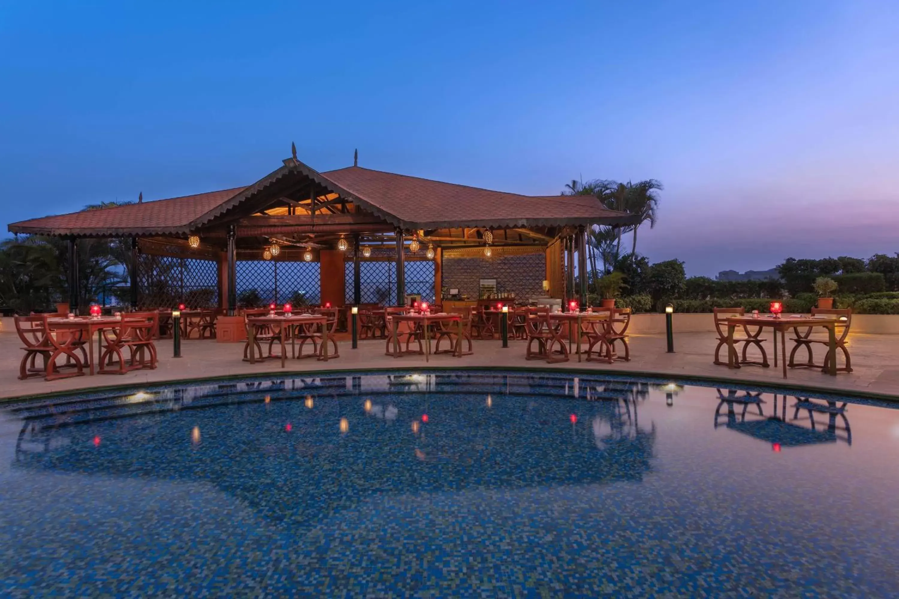 Restaurant/places to eat, Swimming Pool in Sheraton Grand Pune Bund Garden Hotel