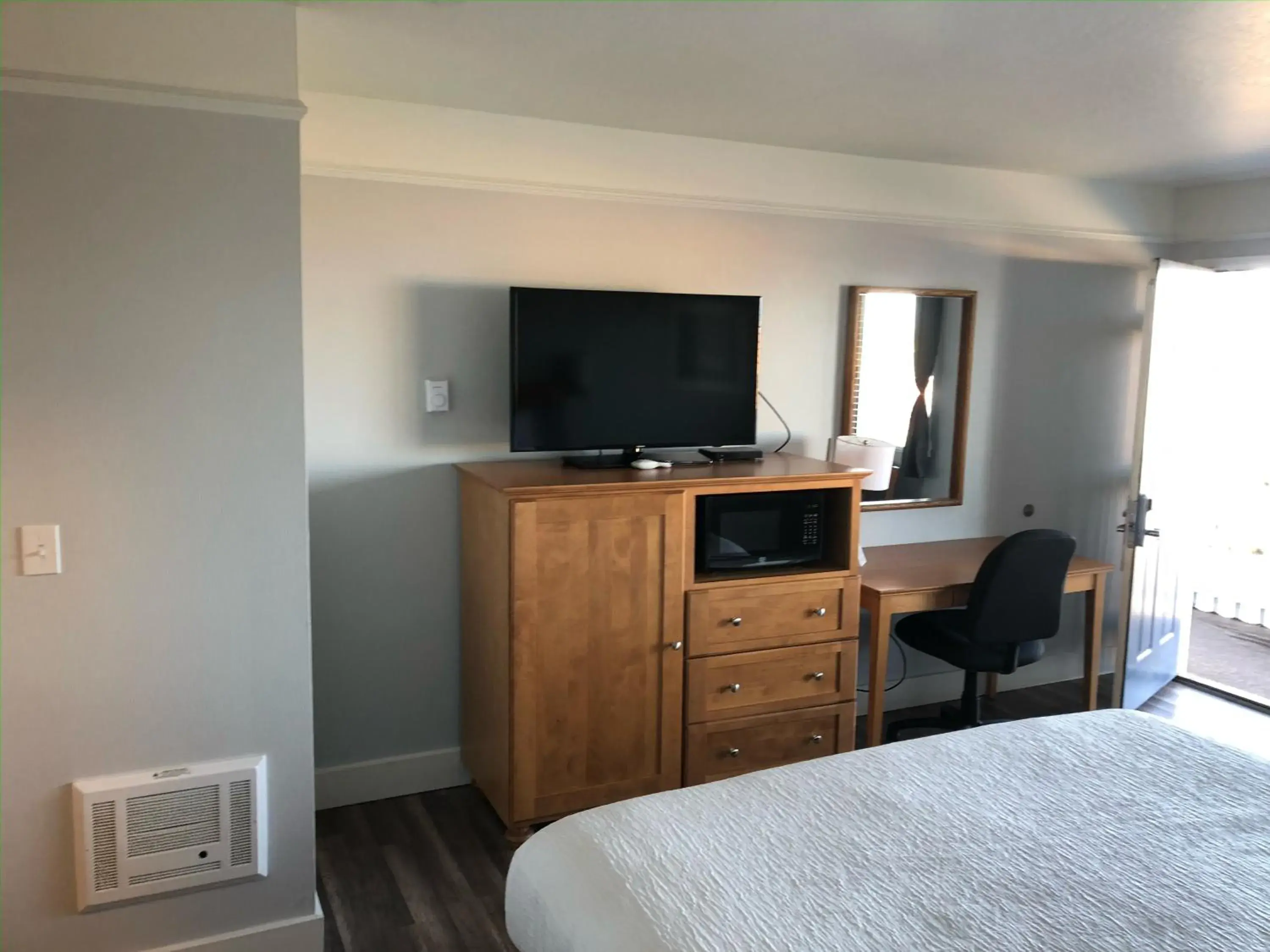 Bed, TV/Entertainment Center in Seabird Lodge Fort Bragg