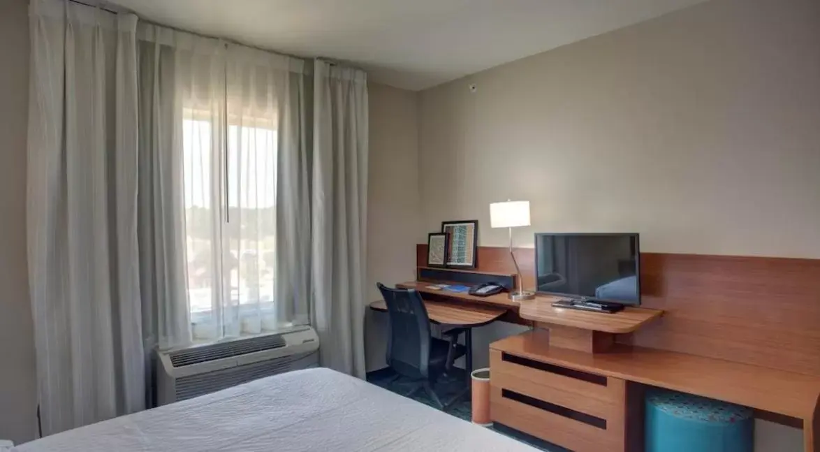Bedroom, TV/Entertainment Center in Fairfield Inn and Suites by Marriott Natchitoches