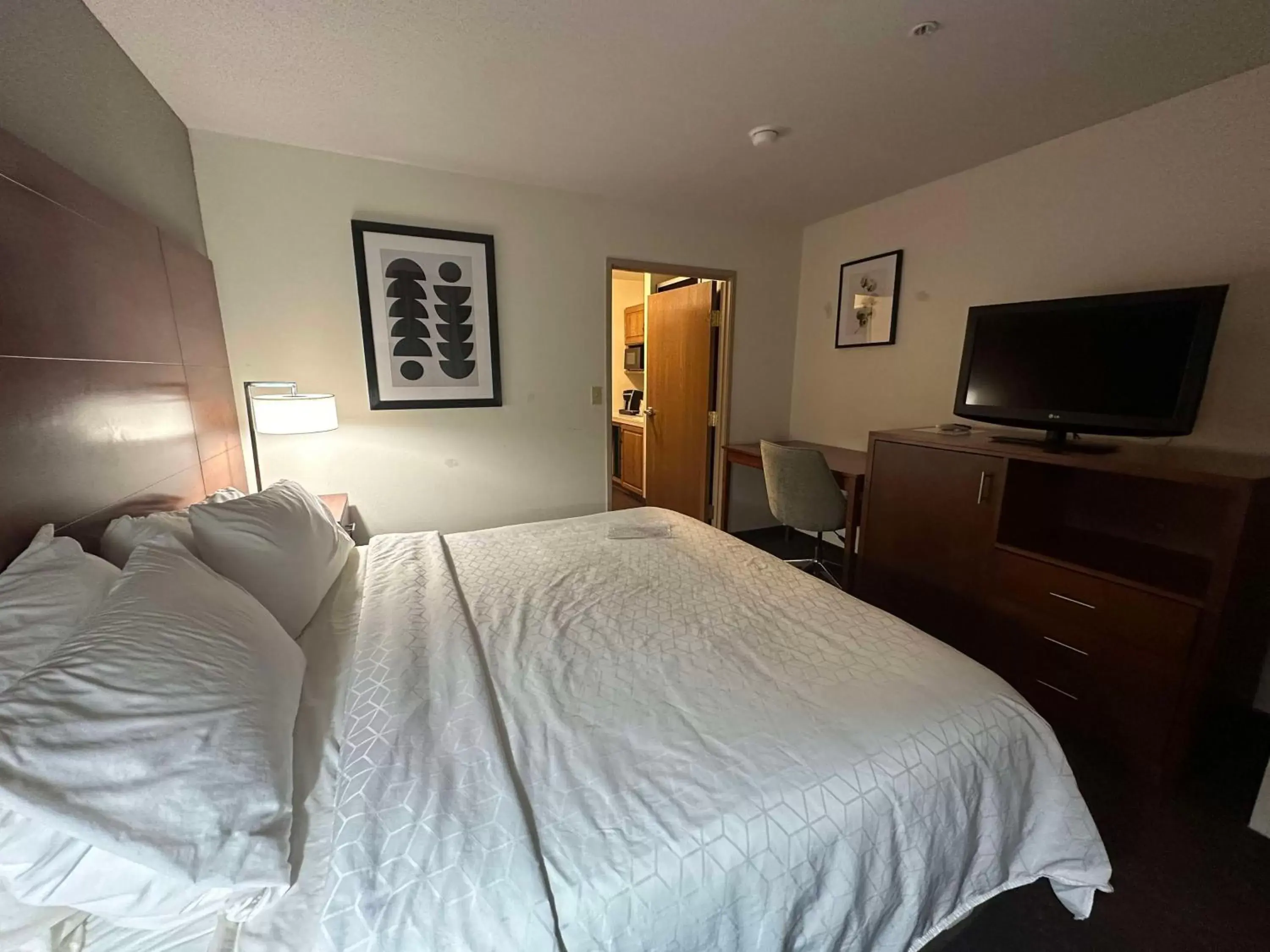 Bedroom, Bed in SureStay Plus by Best Western Fremont I-69