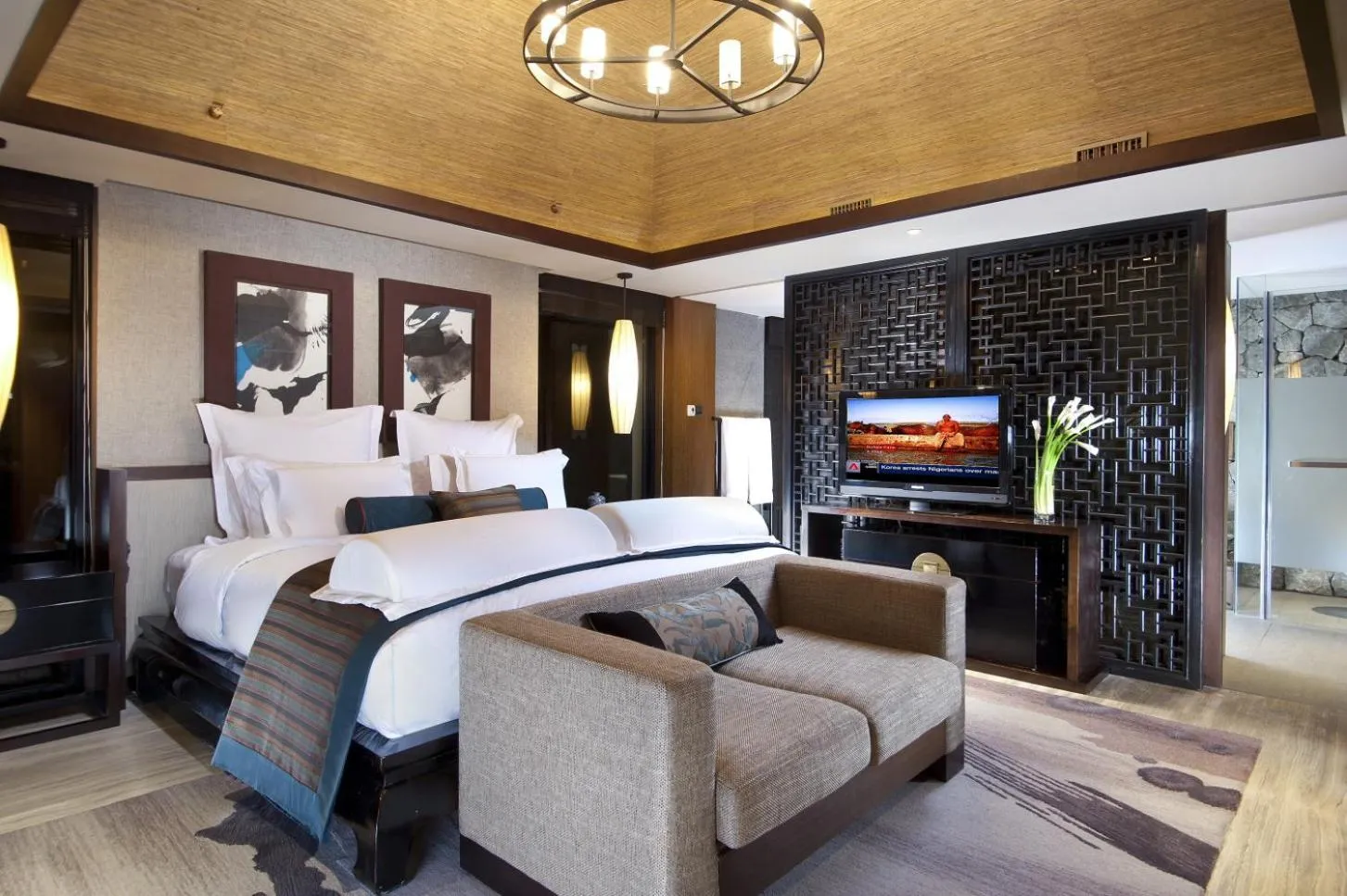 Photo of the whole room, Bed in Pullman Lijiang Resort & Spa