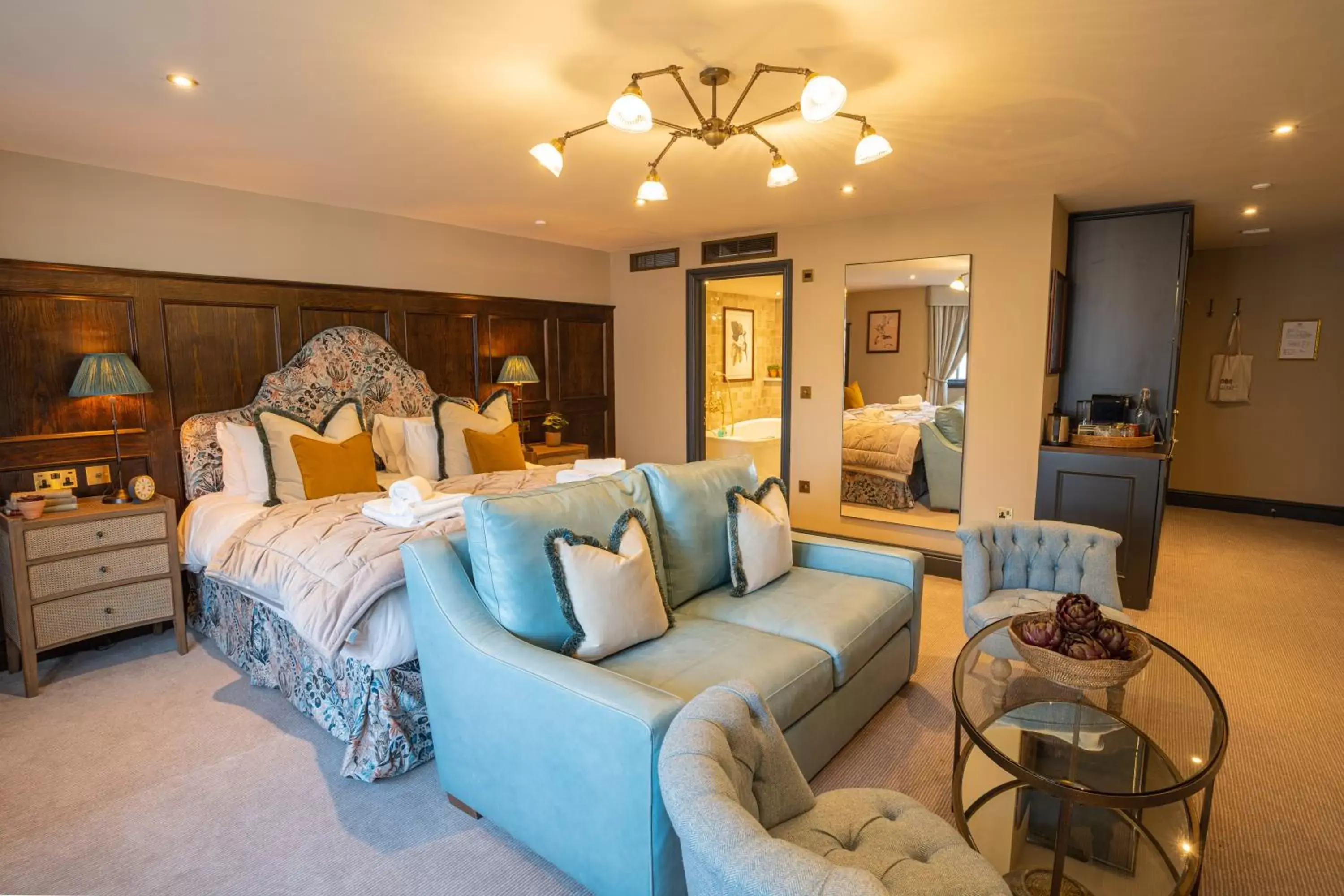 Bedroom, Seating Area in Salisbury Arms Hotel