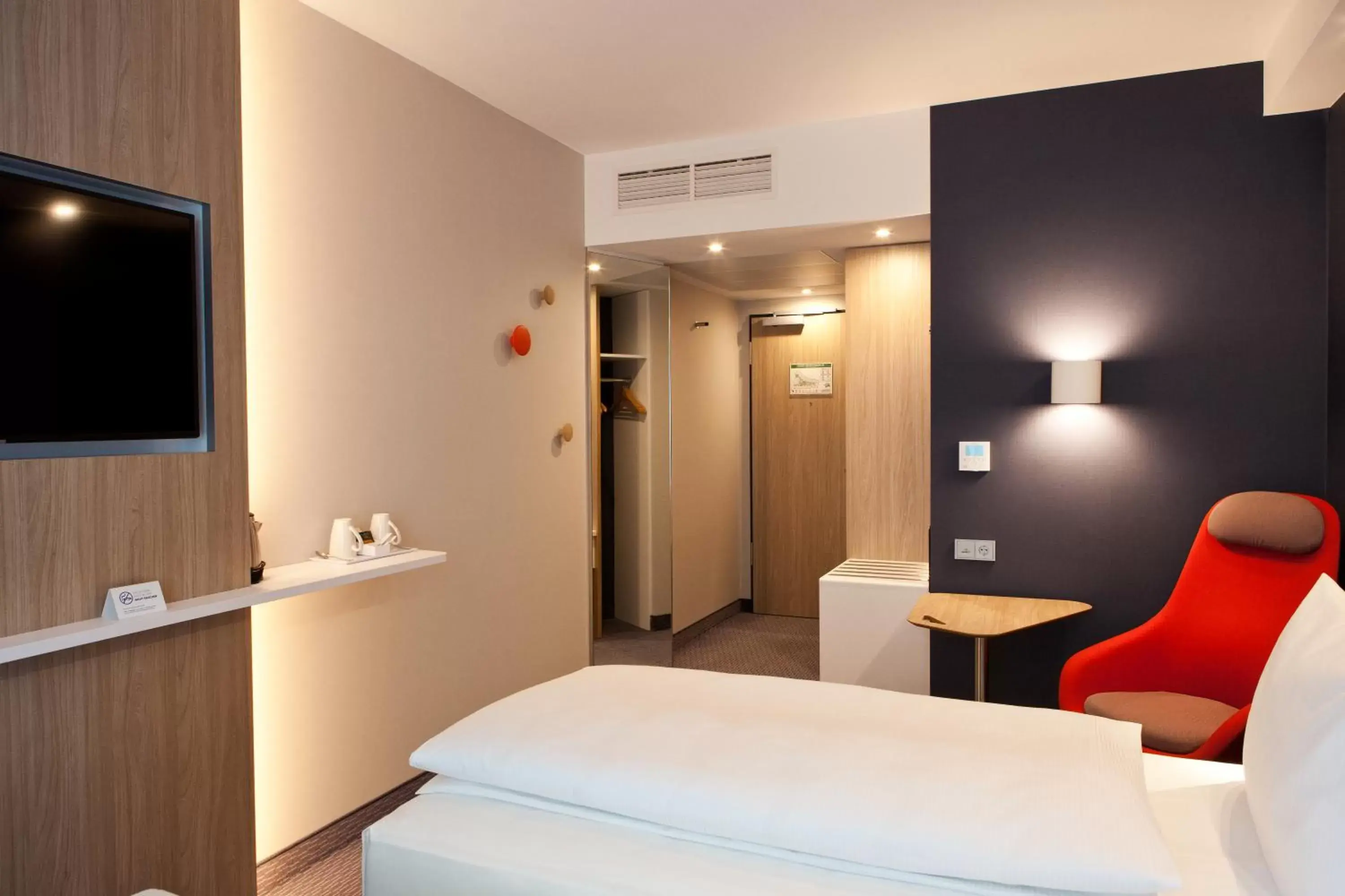 Bedroom, Bed in Holiday Inn Express & Suites - Basel - Allschwil, an IHG Hotel
