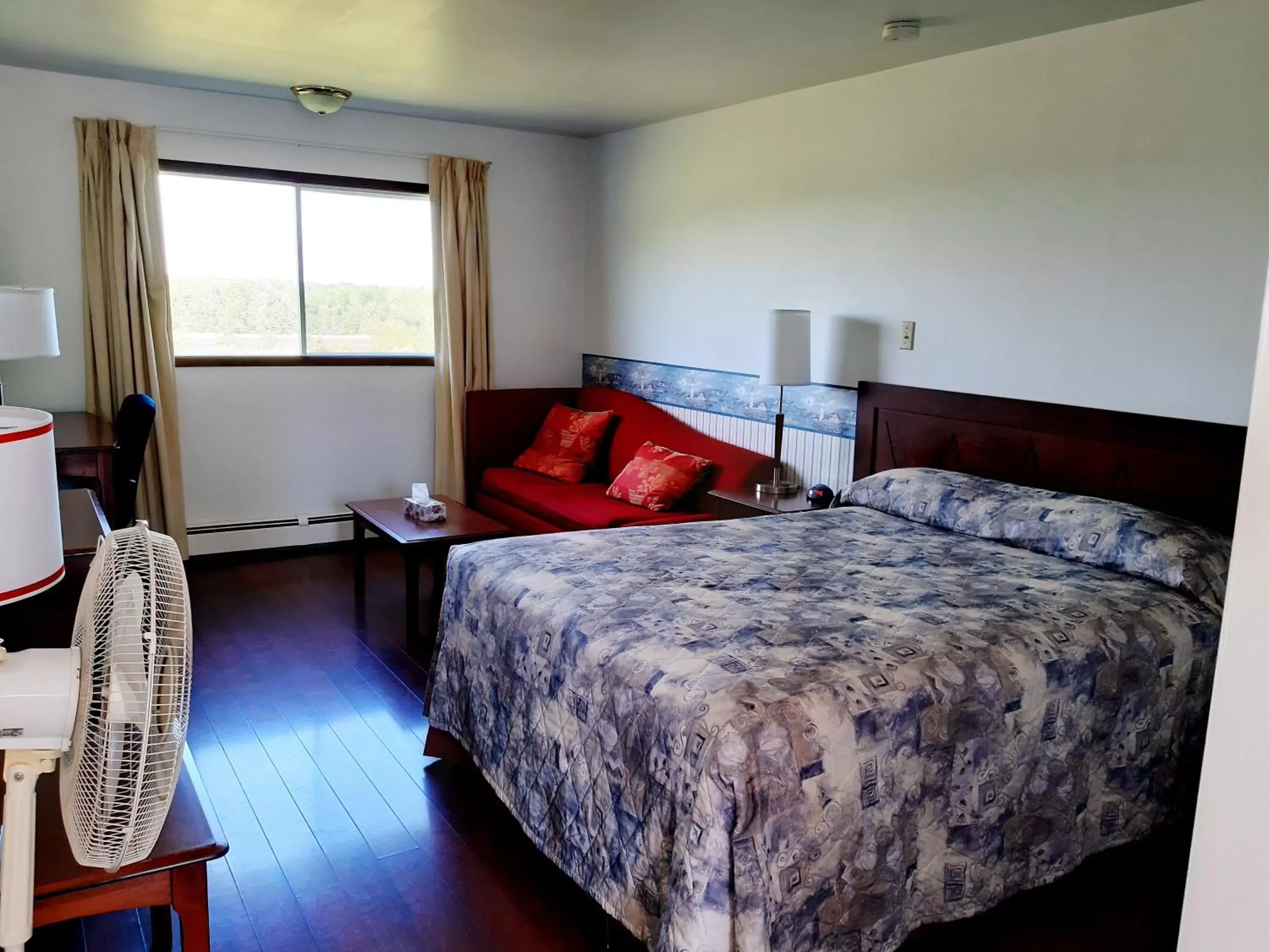 Bedroom, Bed in Balmoral Motel