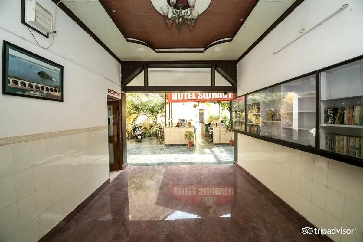 Facade/entrance in HOTEL SIDHARTHA (600 meters from Taj Mahal)