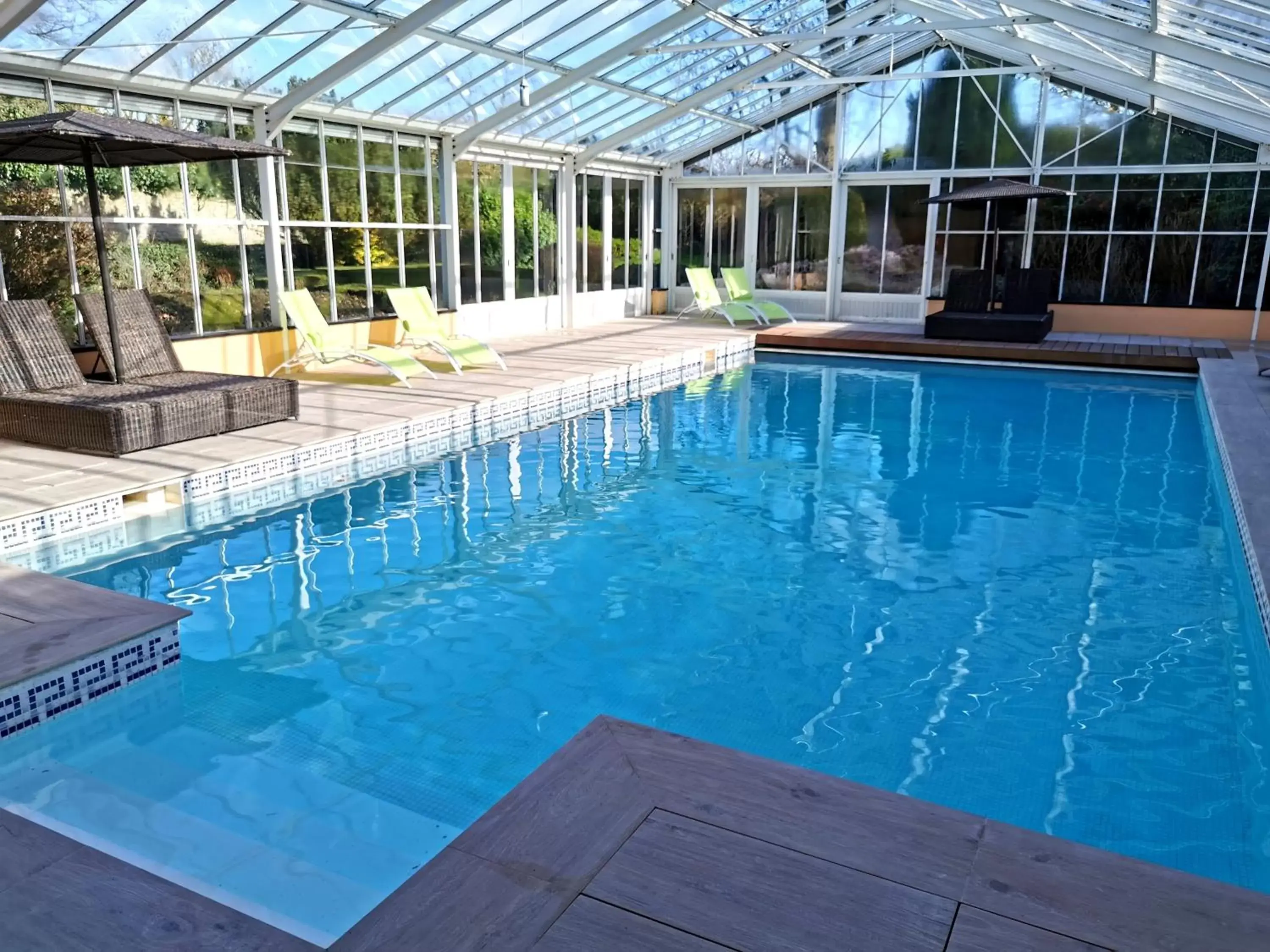 Swimming Pool in Grand Hôtel "Château de Sully" - Piscine & Spa