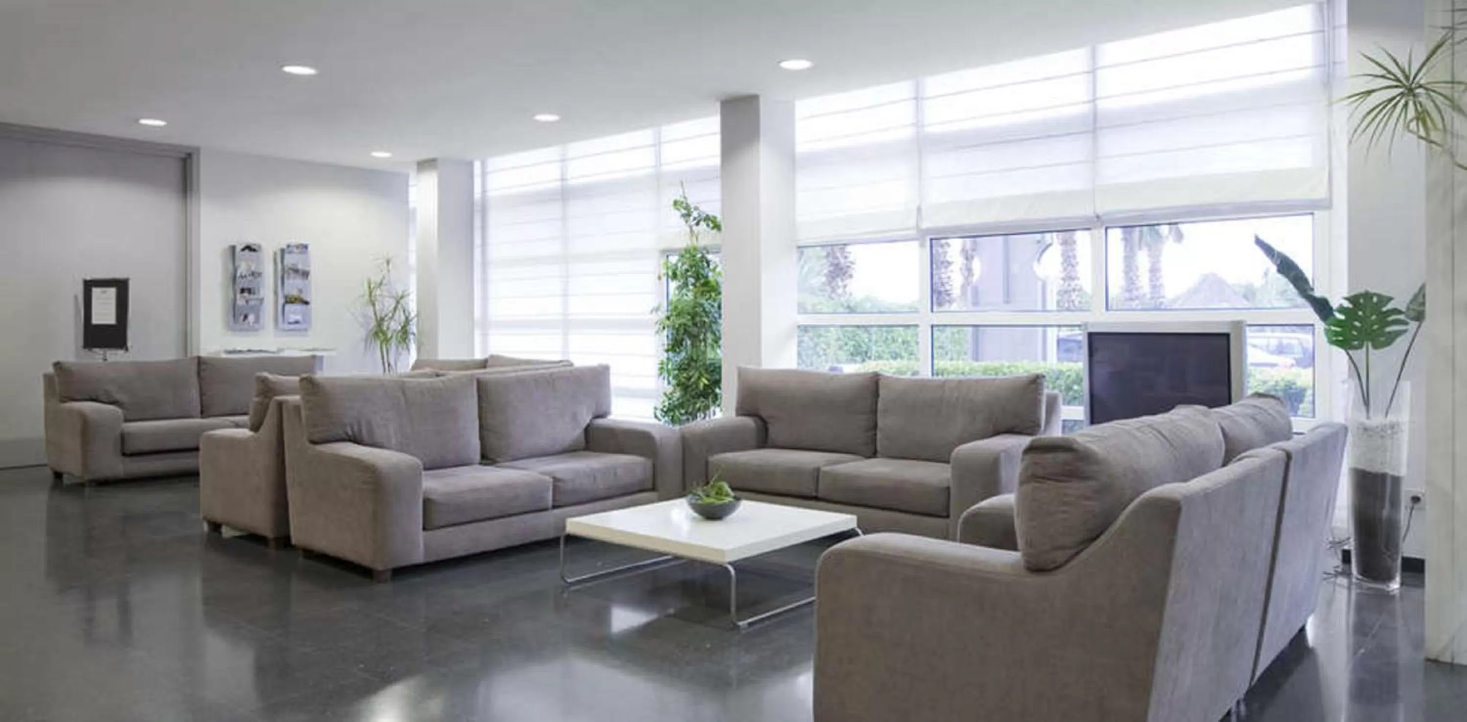 Communal lounge/ TV room in Hotel Air Penedès