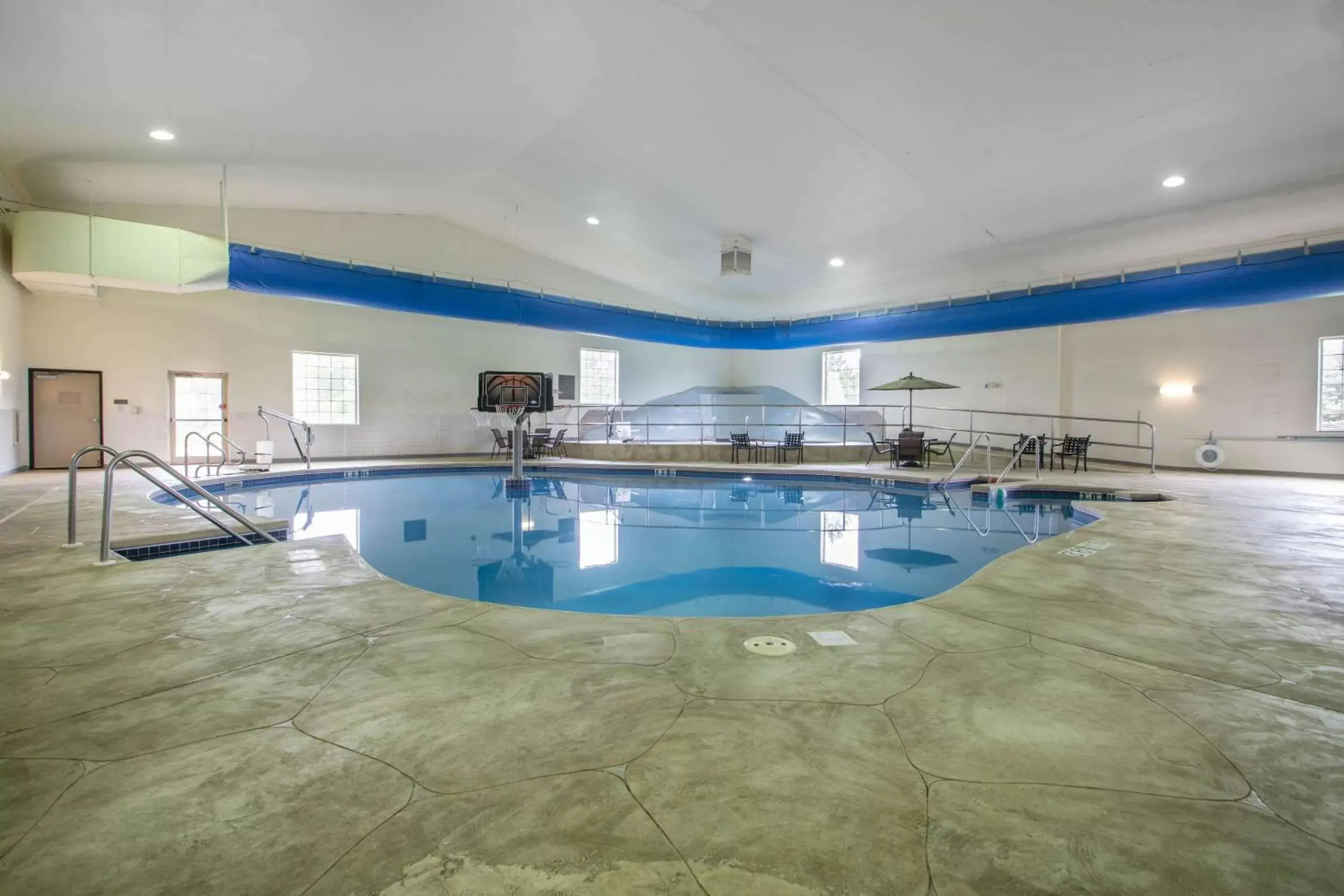 Swimming Pool in Comfort Suites Johnson Creek Conference
