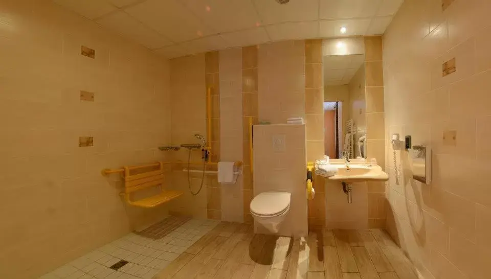 Bathroom in Les Maritonnes Parc & Vignoble