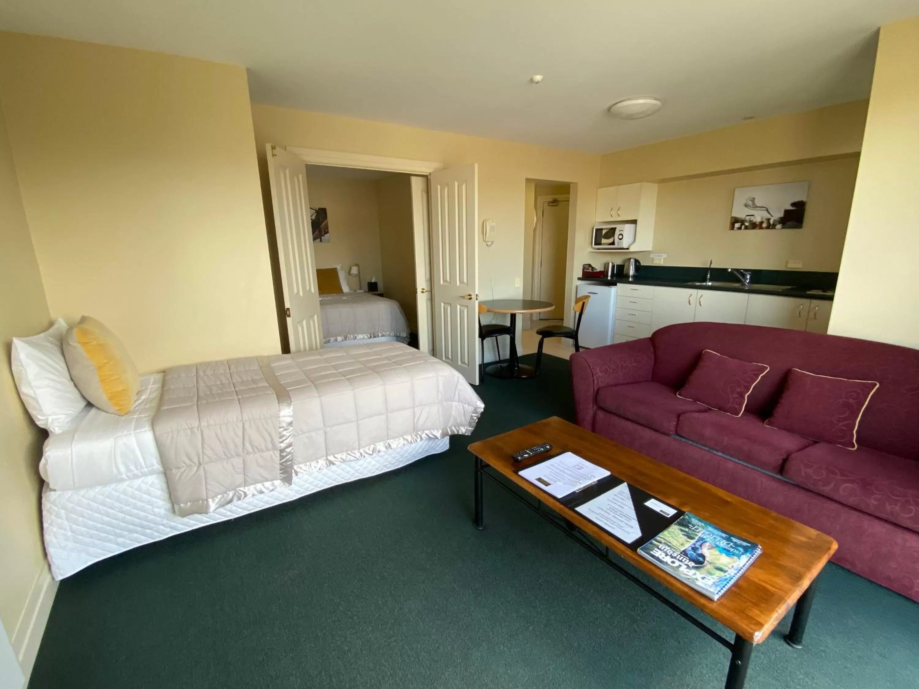 Photo of the whole room, Bed in Motel On York