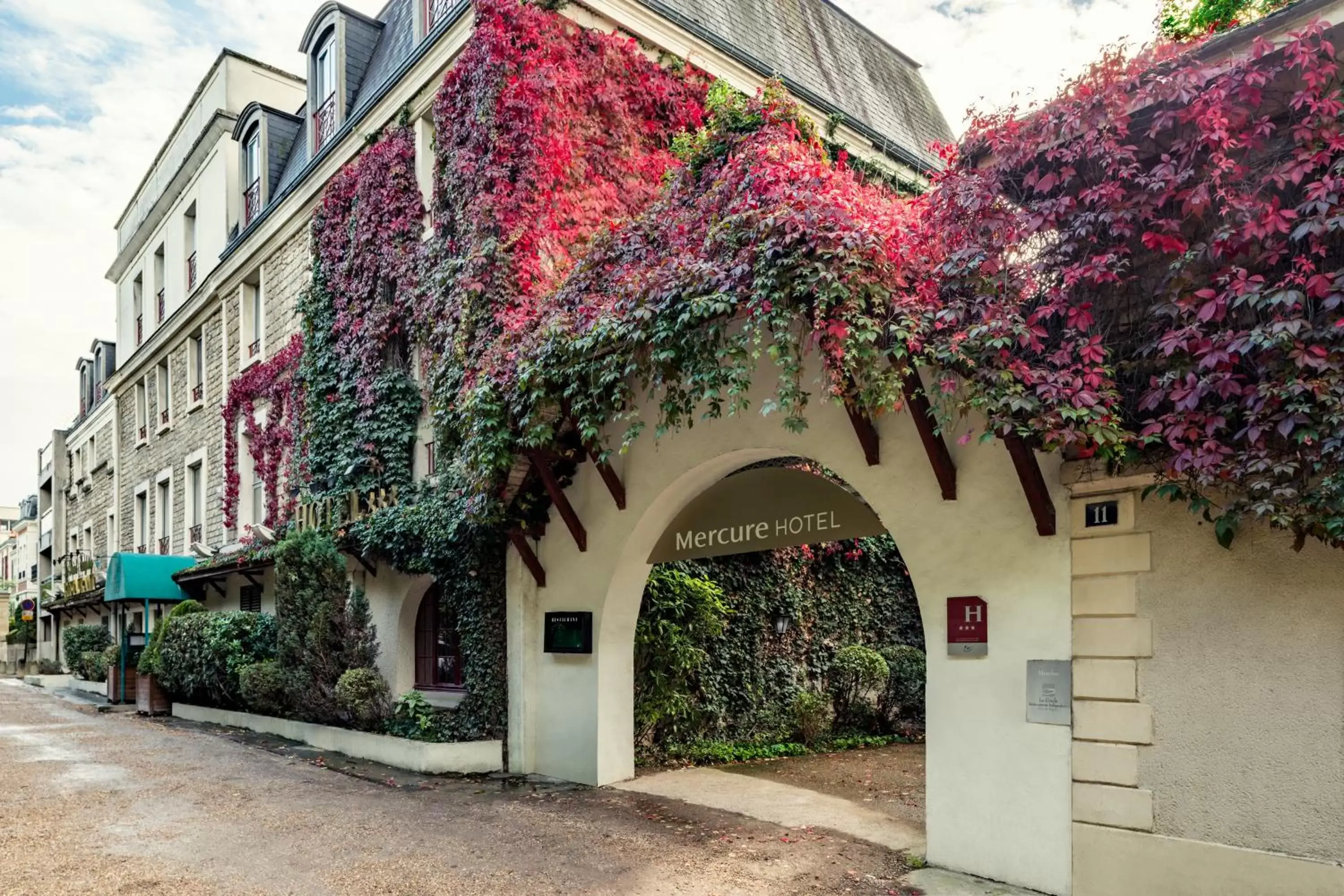 Property building in Mercure Paris Ouest Saint Germain Property building in Mercure Paris Ouest Saint Germain