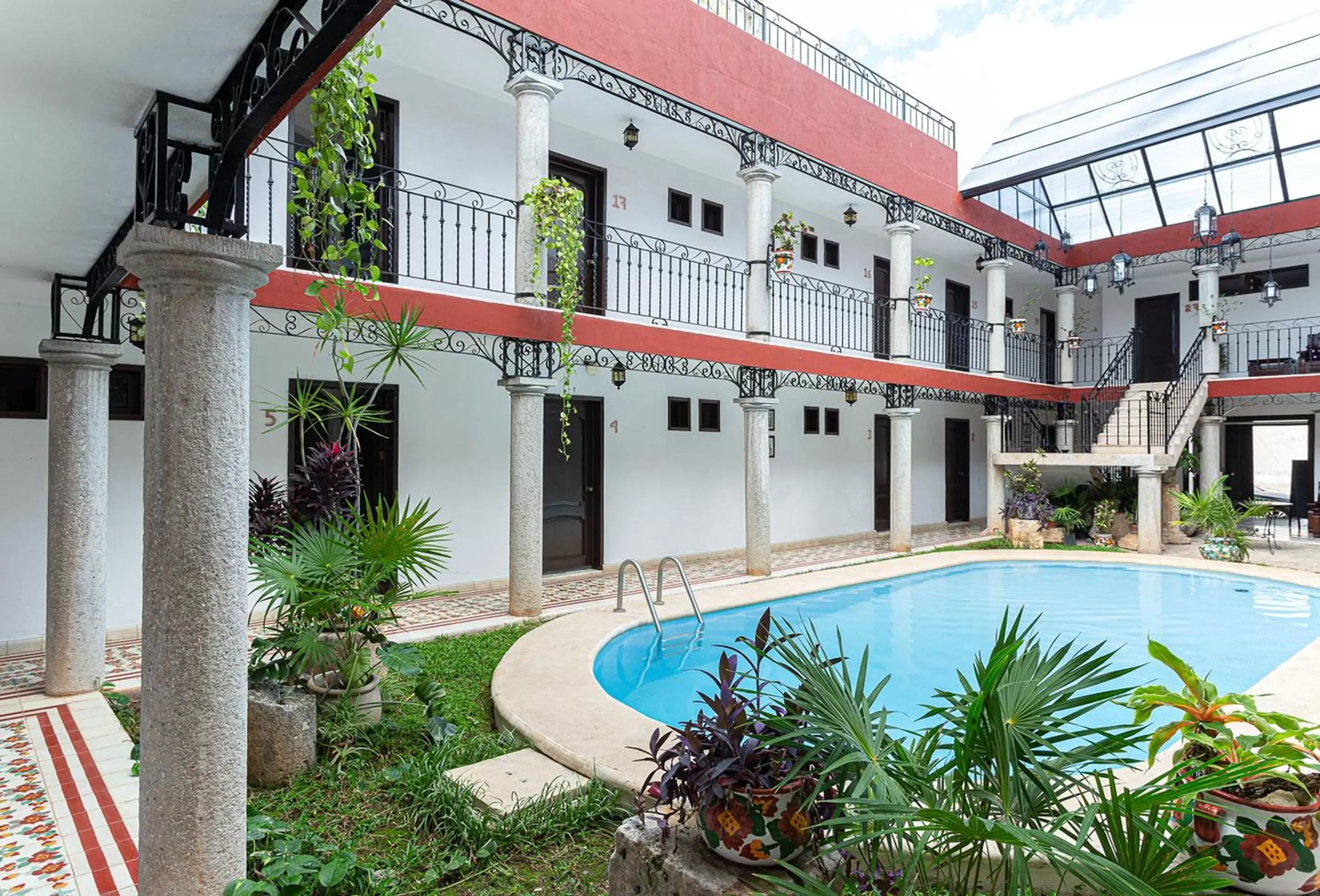 Swimming pool in La Aurora Hotel Colonial