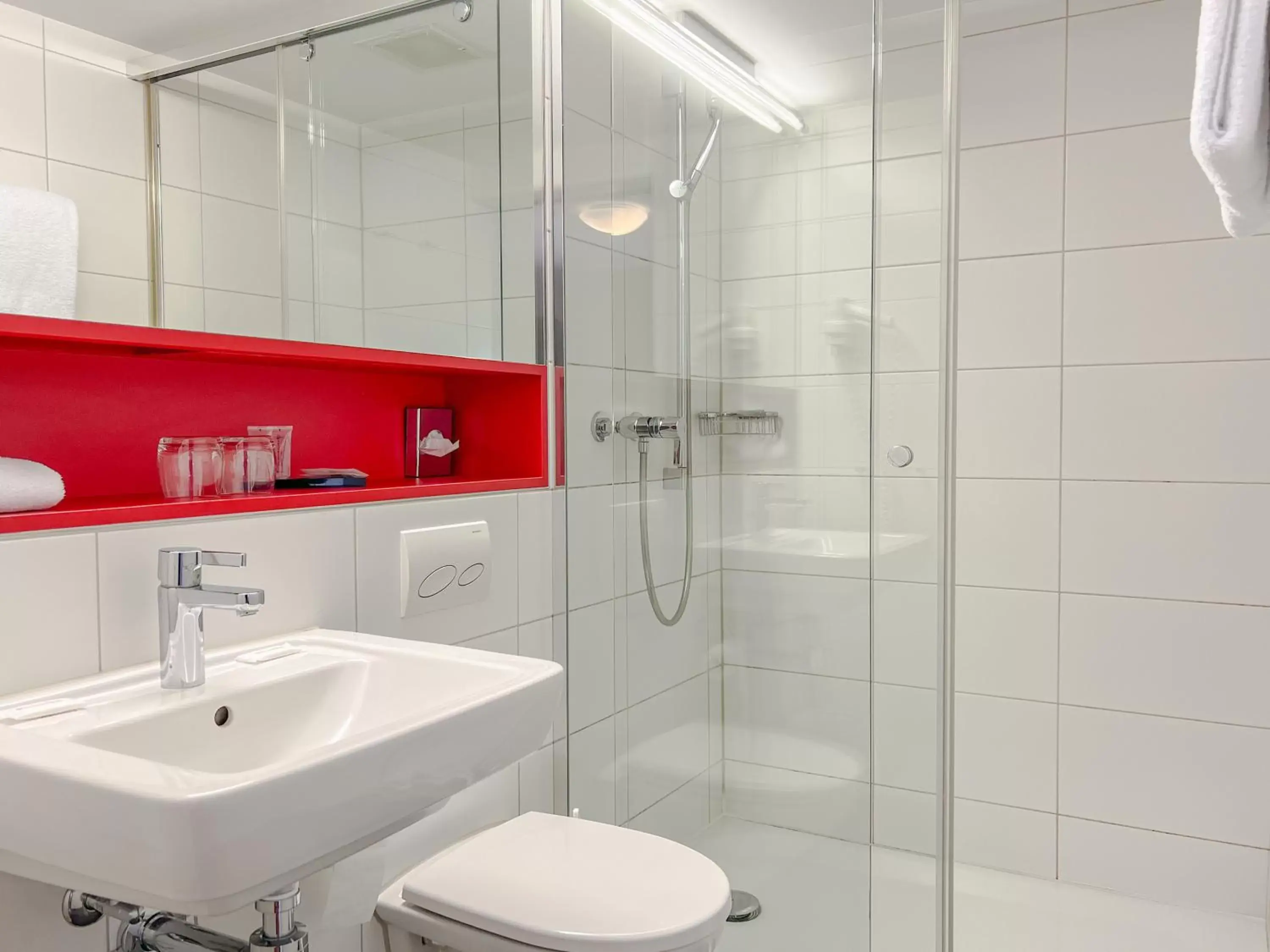 Shower, Bathroom in Hotel Rothaus Luzern & Peruvian Culinary Art