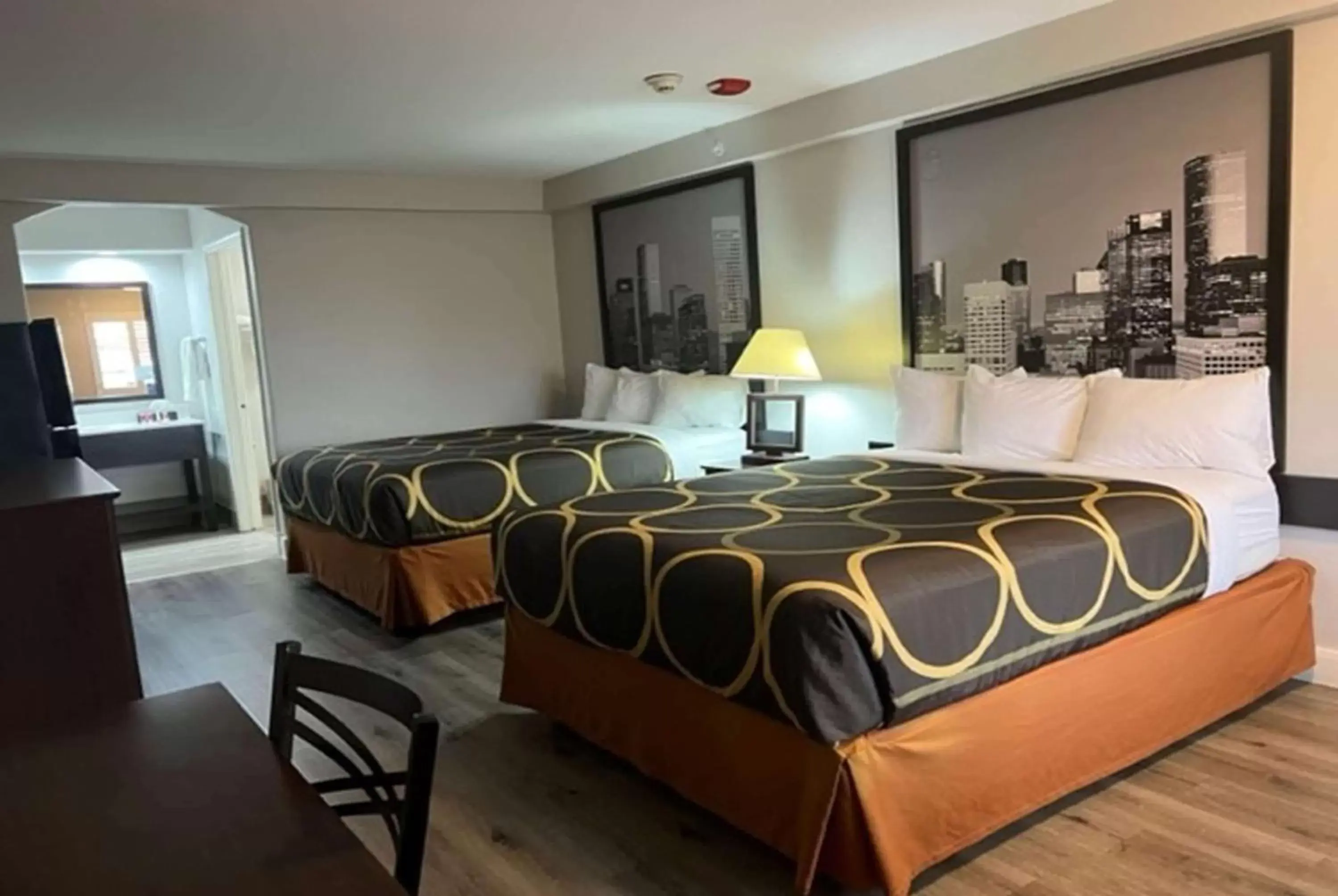 Photo of the whole room, Bed in Super 8 by Wyndham Baytown/Mont Belvieu