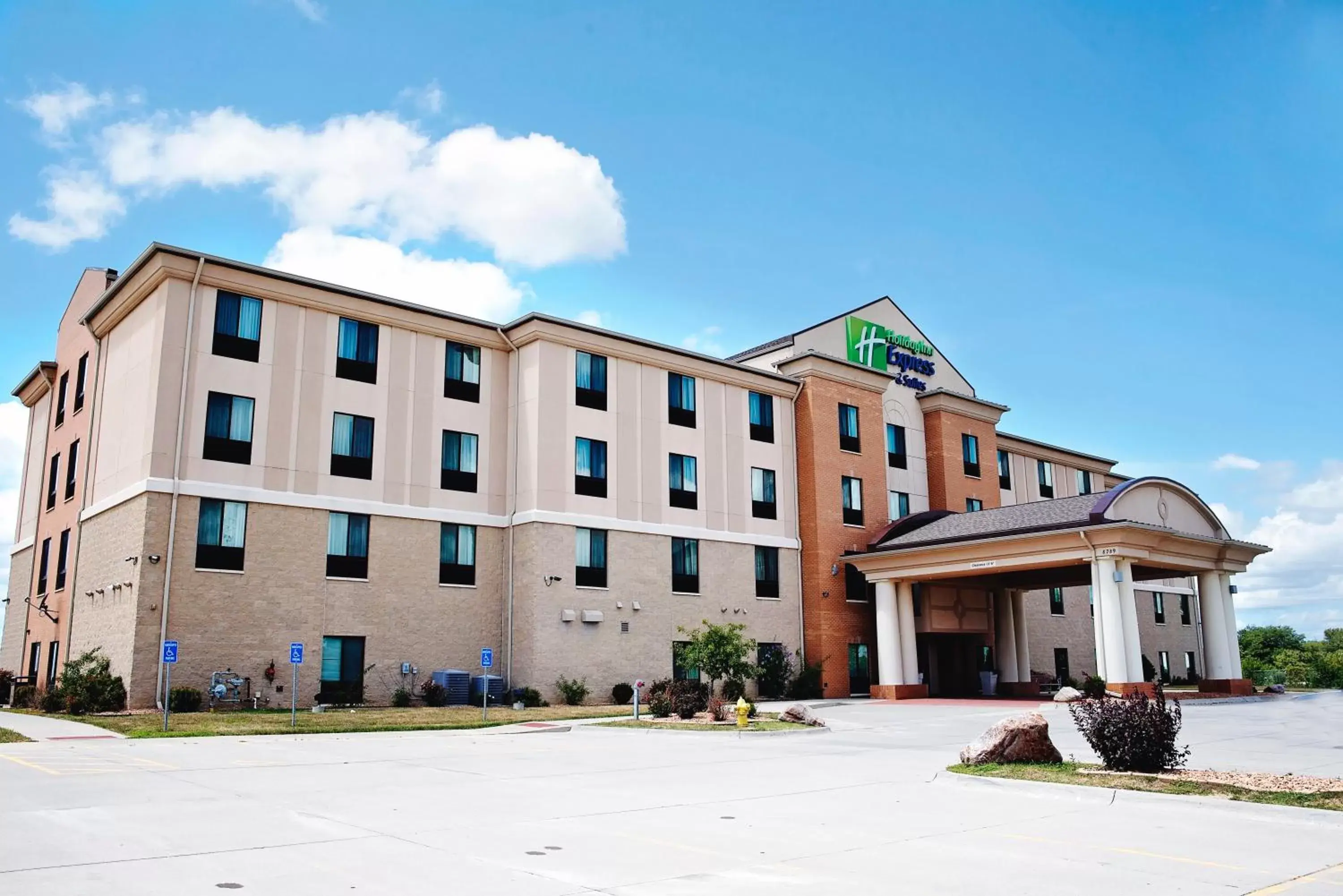 Property building in Holiday Inn Express and Suites Urbandale Des Moines by IHG Property building in Holiday Inn Express and Suites Urbandale Des Moines by IHG