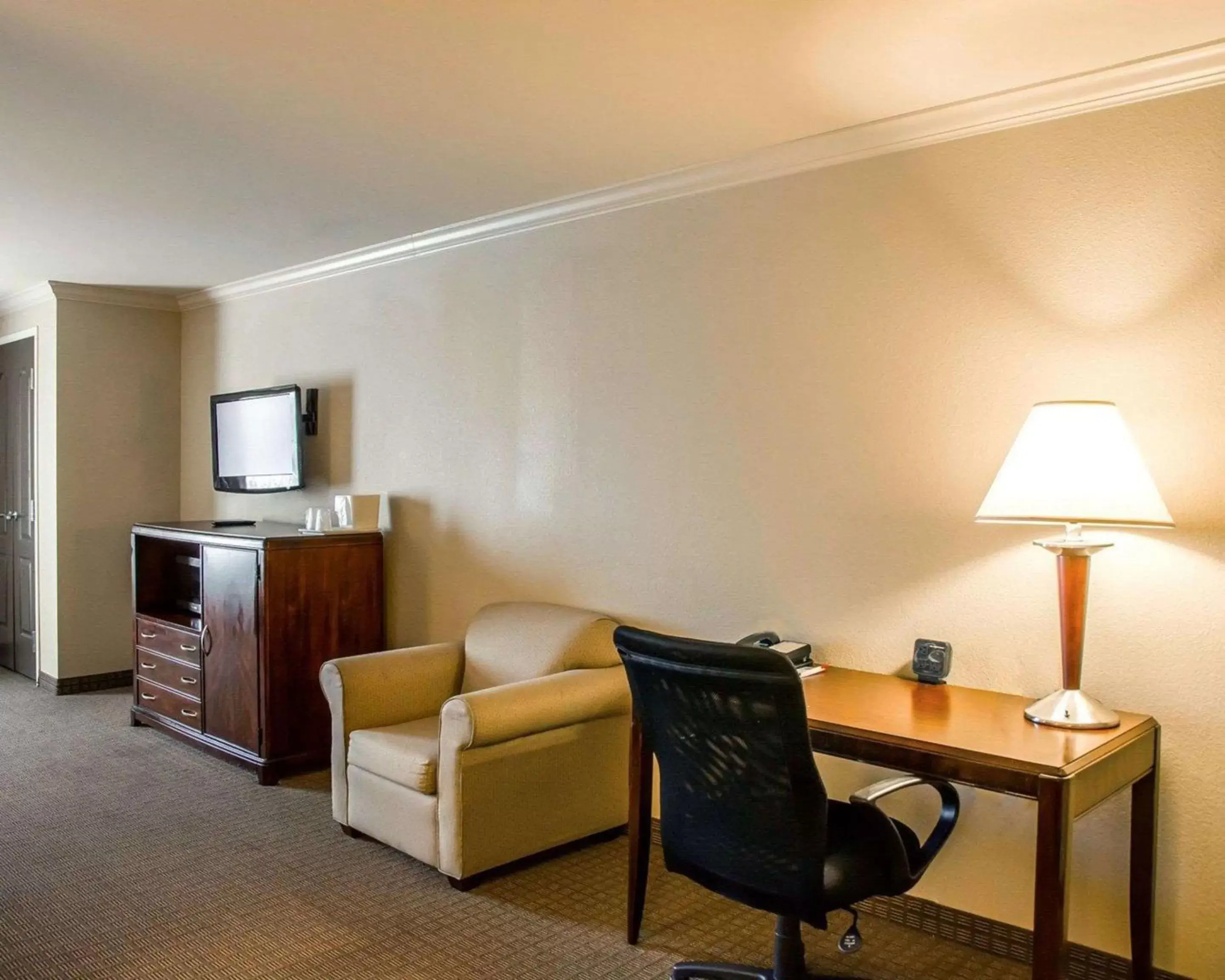Photo of the whole room, Seating Area in Comfort Suites Cincinnati North