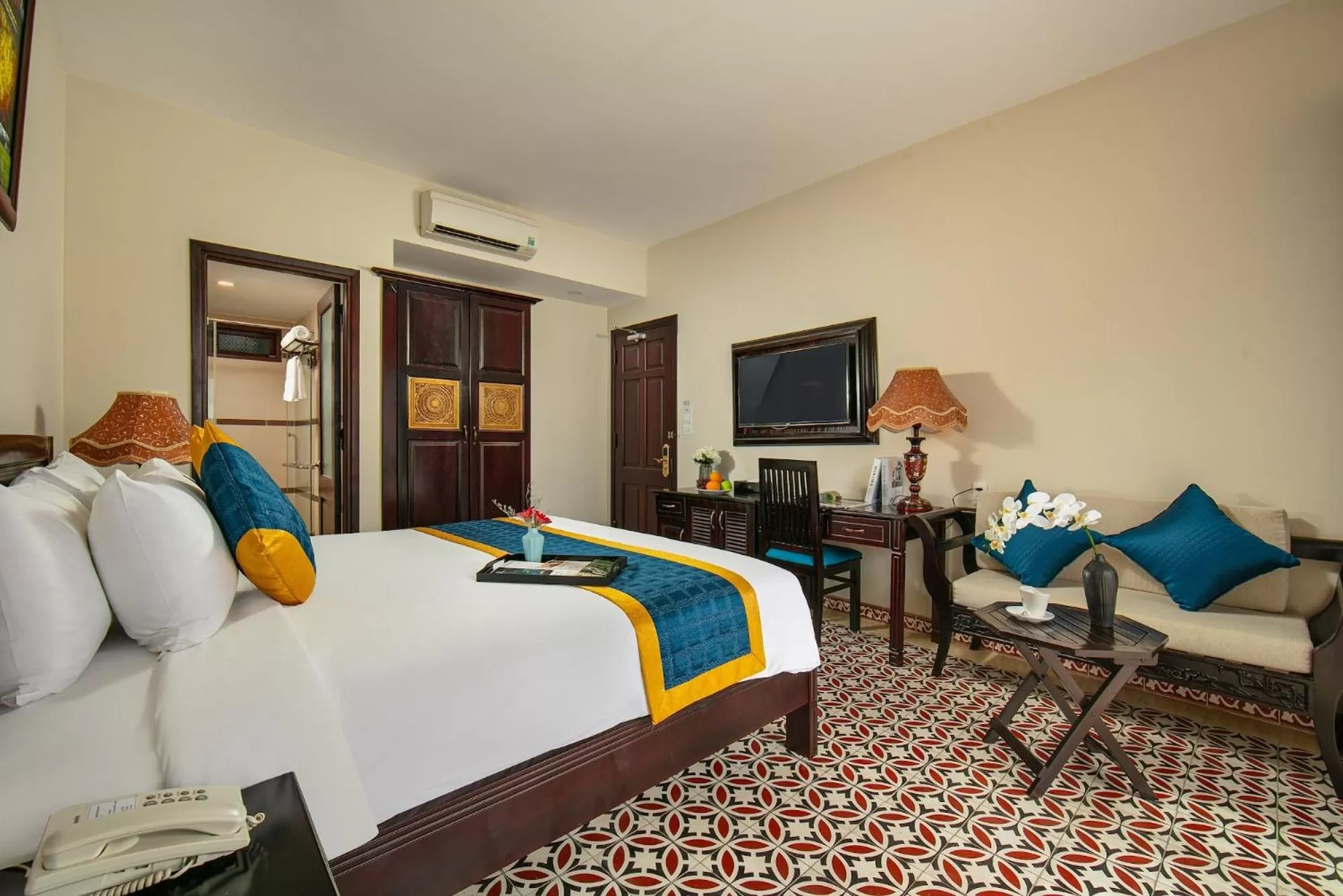 Bed in La Charm Hoi An Hotel & Spa