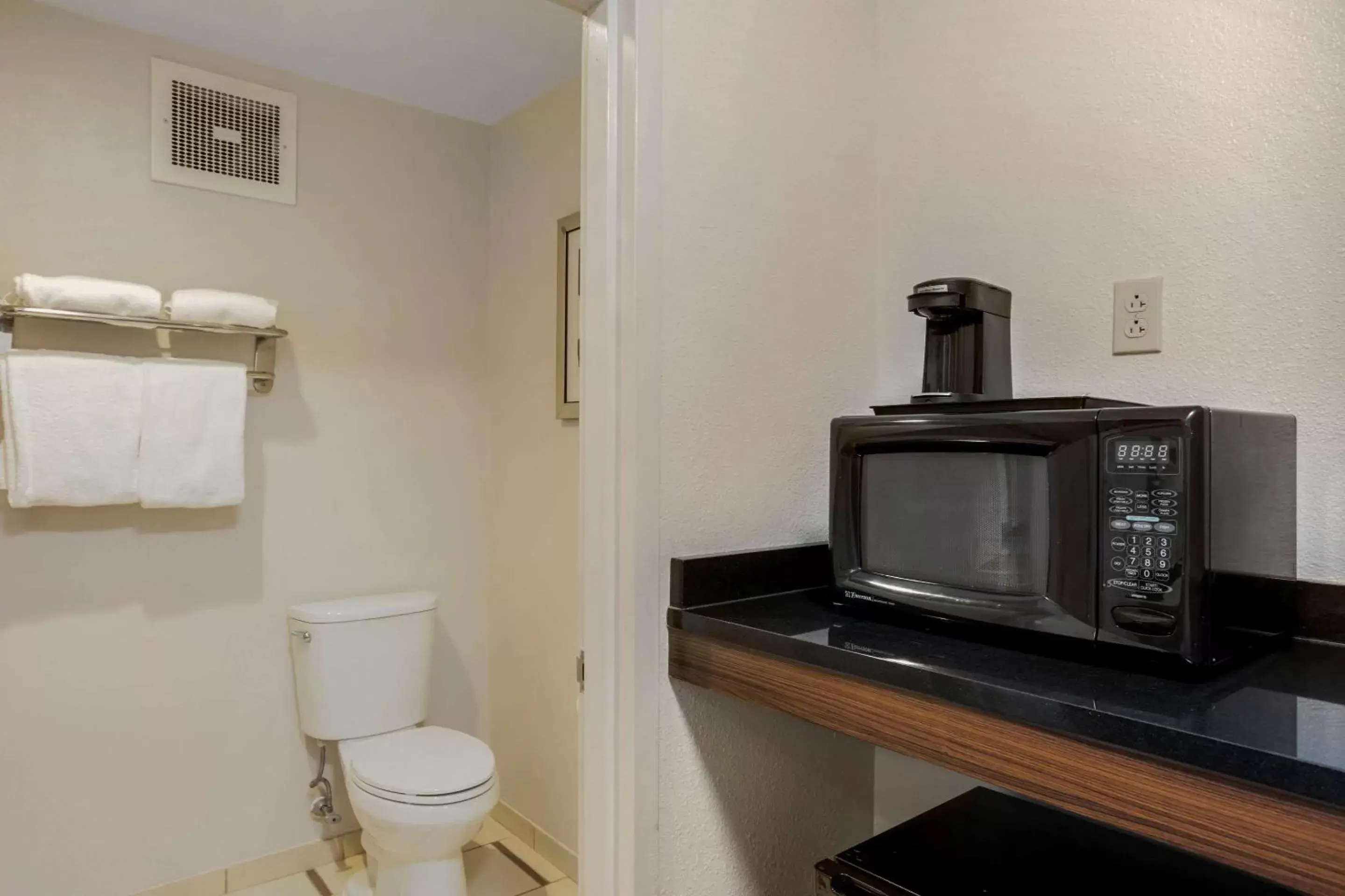 Bedroom, Bathroom in Comfort Inn & Suites Mt Laurel - Philadelphia