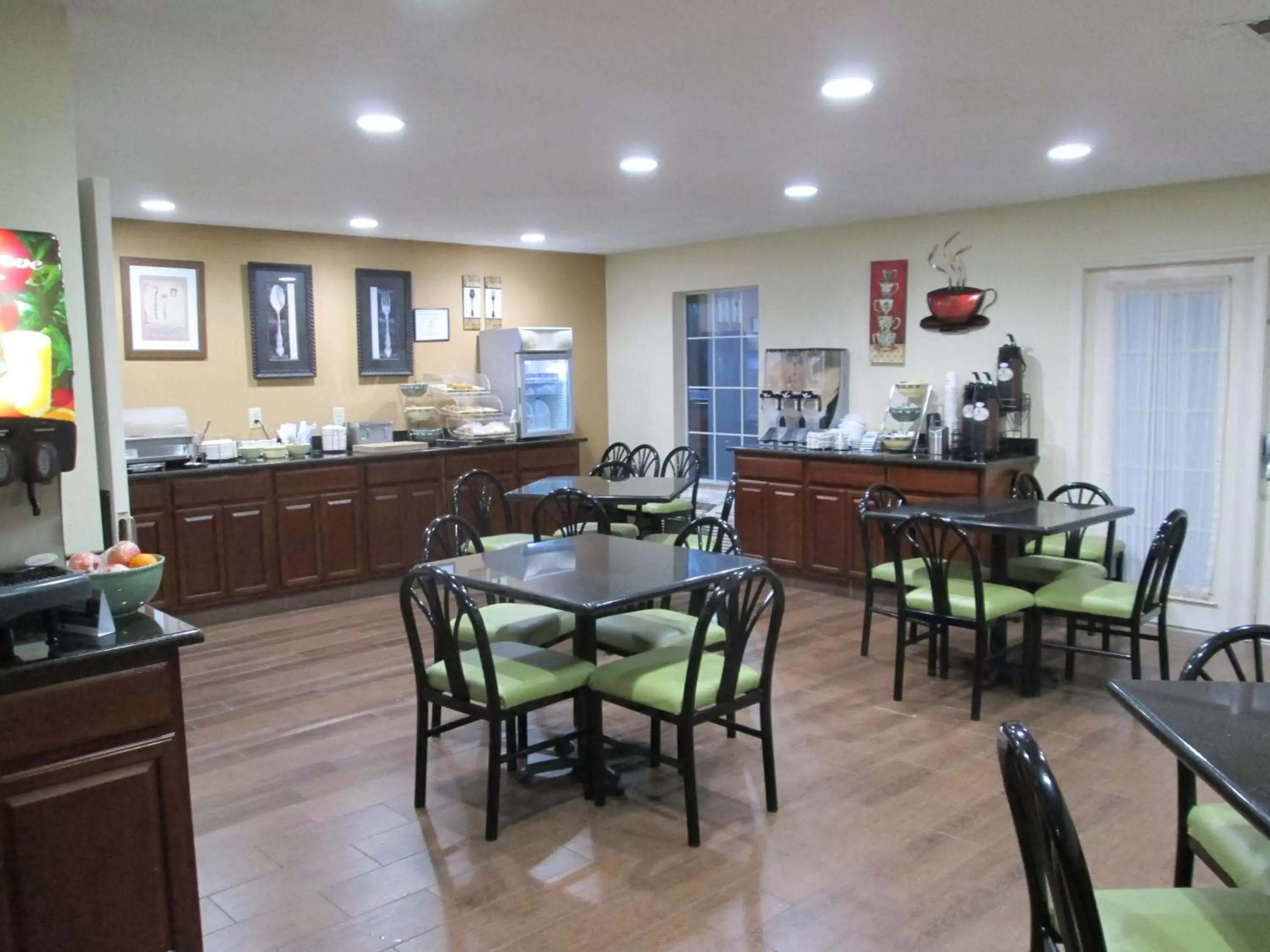 Restaurant/Places to Eat in SureStay Plus Hotel by Best Western Asheboro