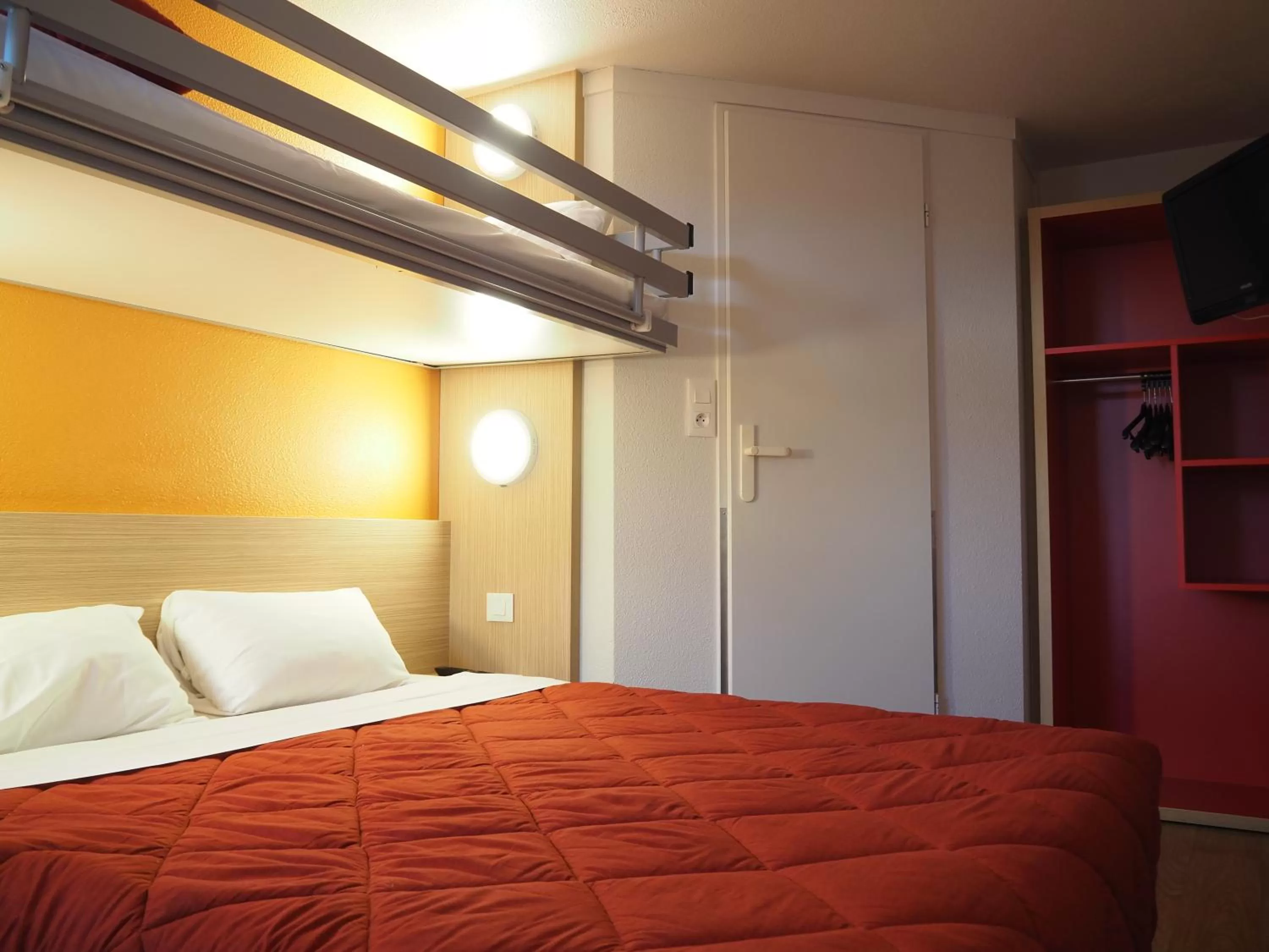 Photo of the whole room, Bed in Premiere Classe Saumur