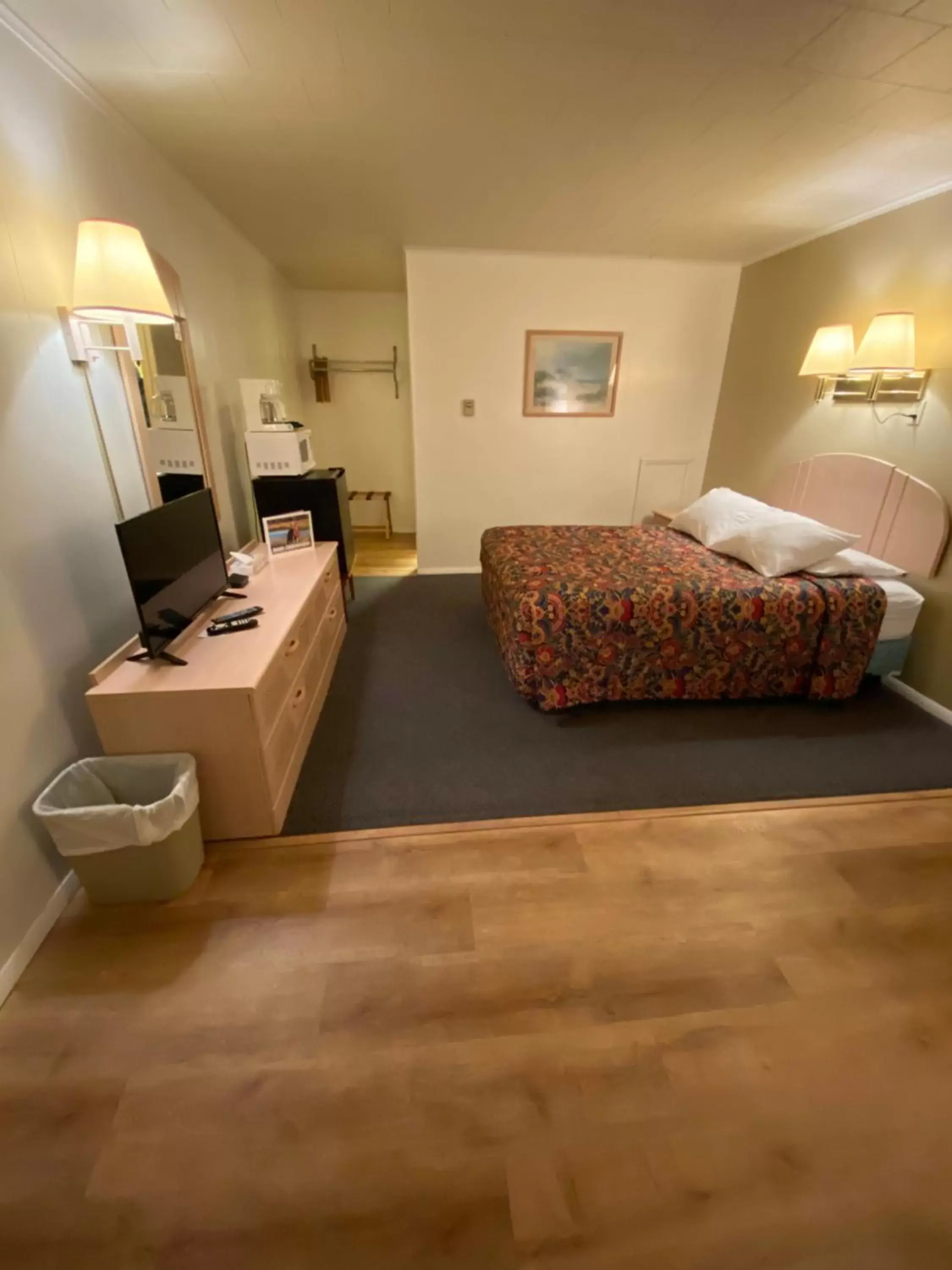 Photo of the whole room, Bed in Birchwood inn