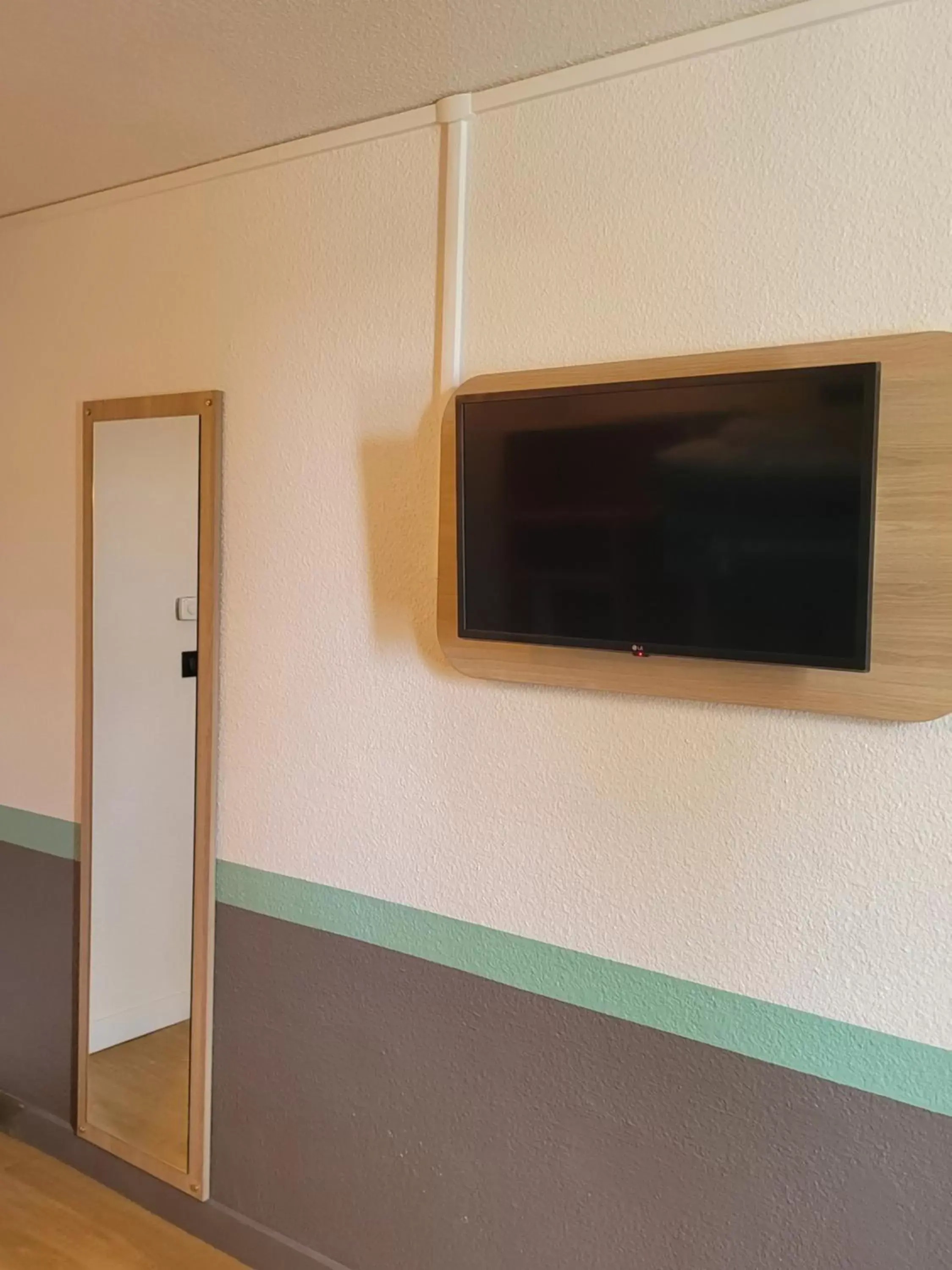 TV and multimedia, TV/Entertainment Center in Premiere Classe Lyon Nord Dardilly