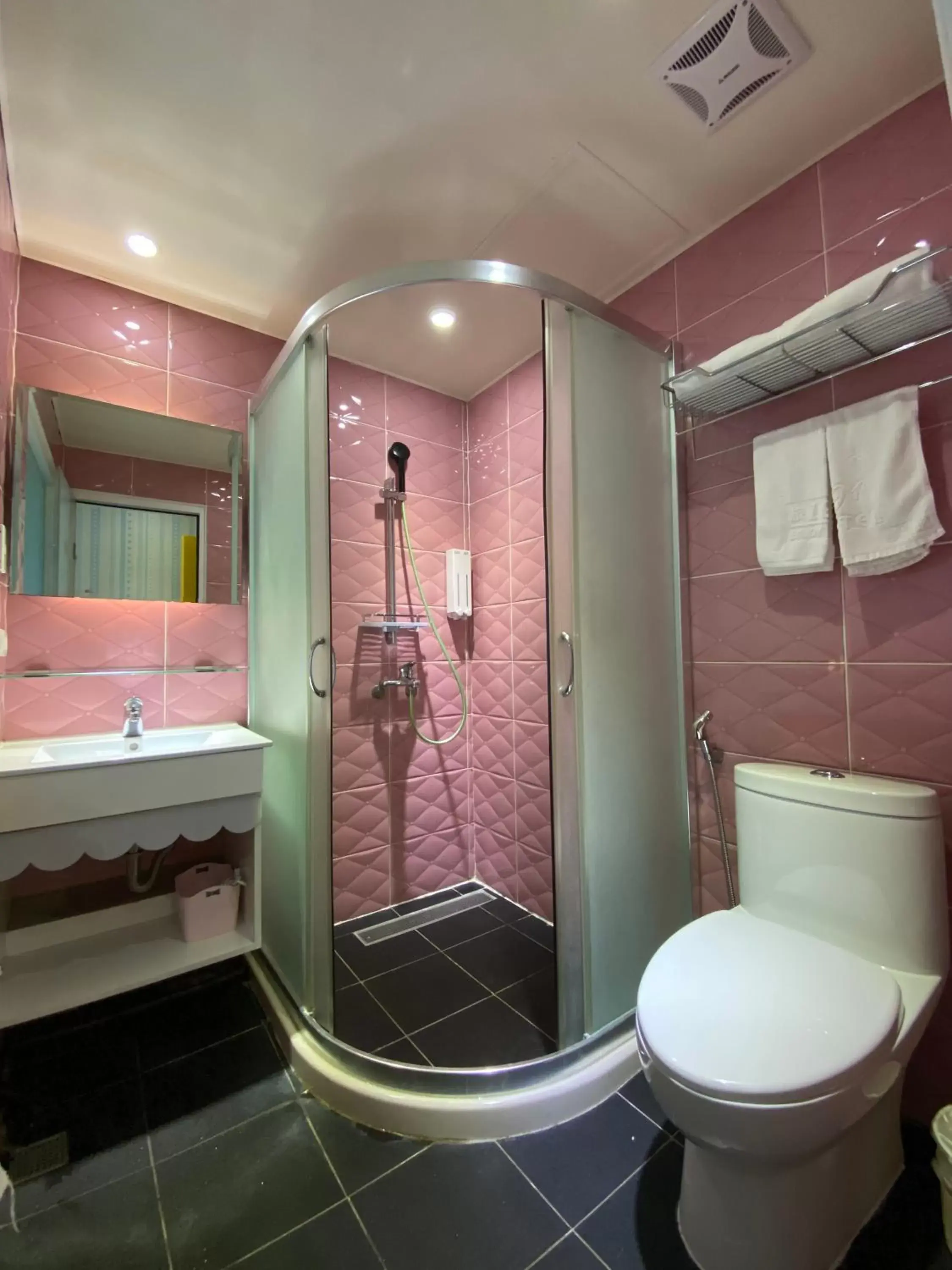 Shower, Bathroom in 191 Hotel