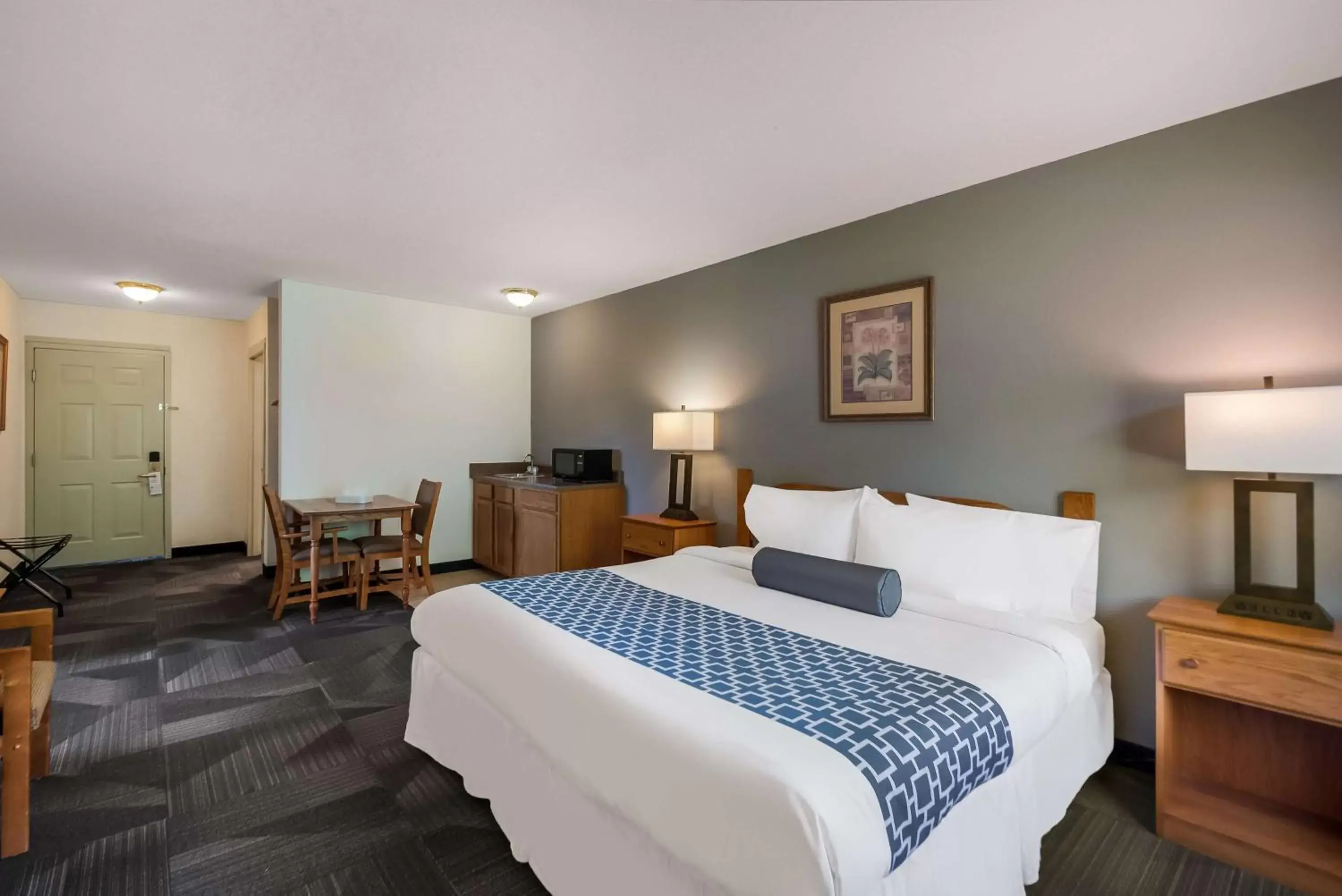 Bedroom in SureStay Plus Hotel by Best Western Berkeley Springs