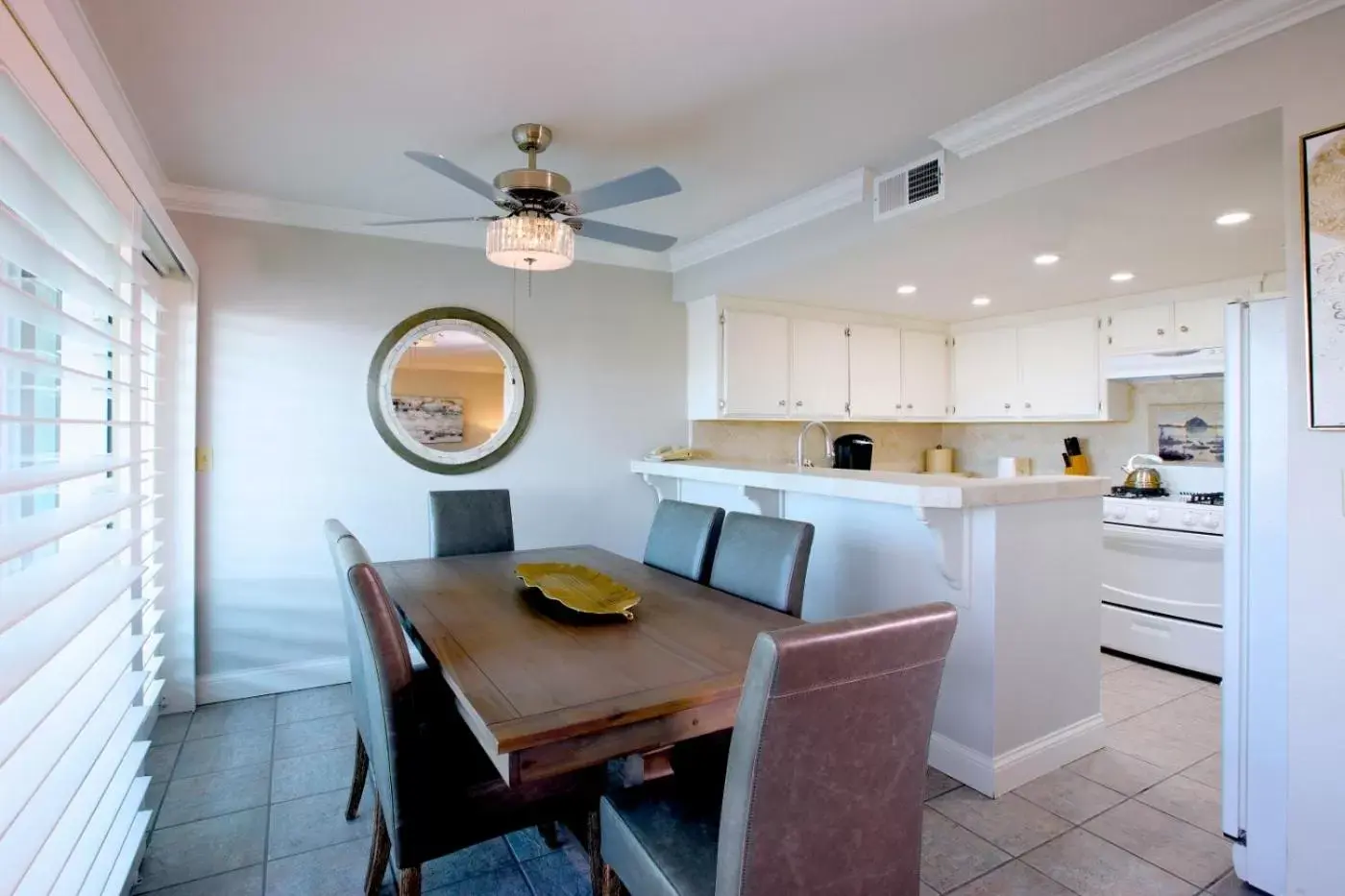 Dining Area in 456 Embarcadero Inn & Suites