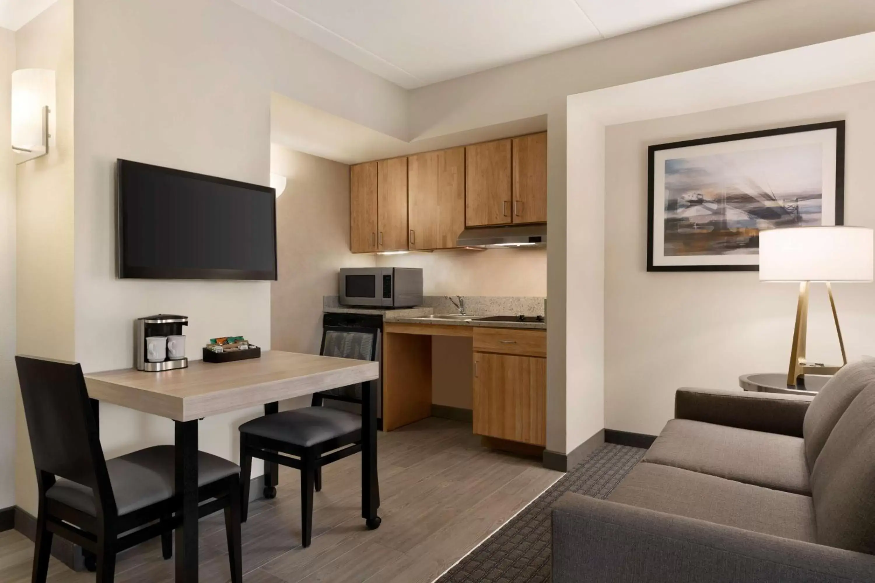 Living room, Kitchen/Kitchenette in Homewood Suites University City Philadelphia