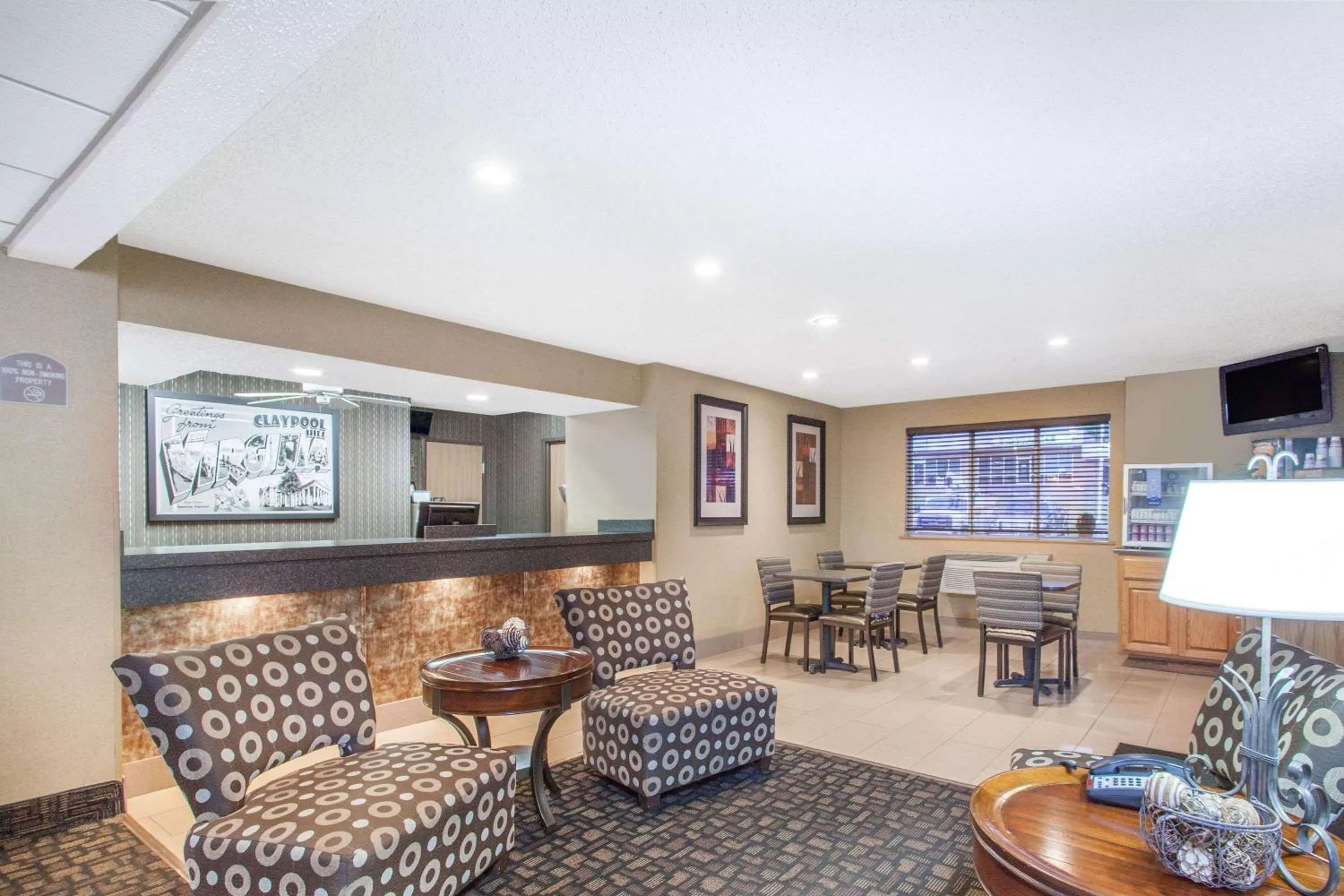 Lobby or reception in Super 8 by Wyndham Richlands/Claypool Hill Area