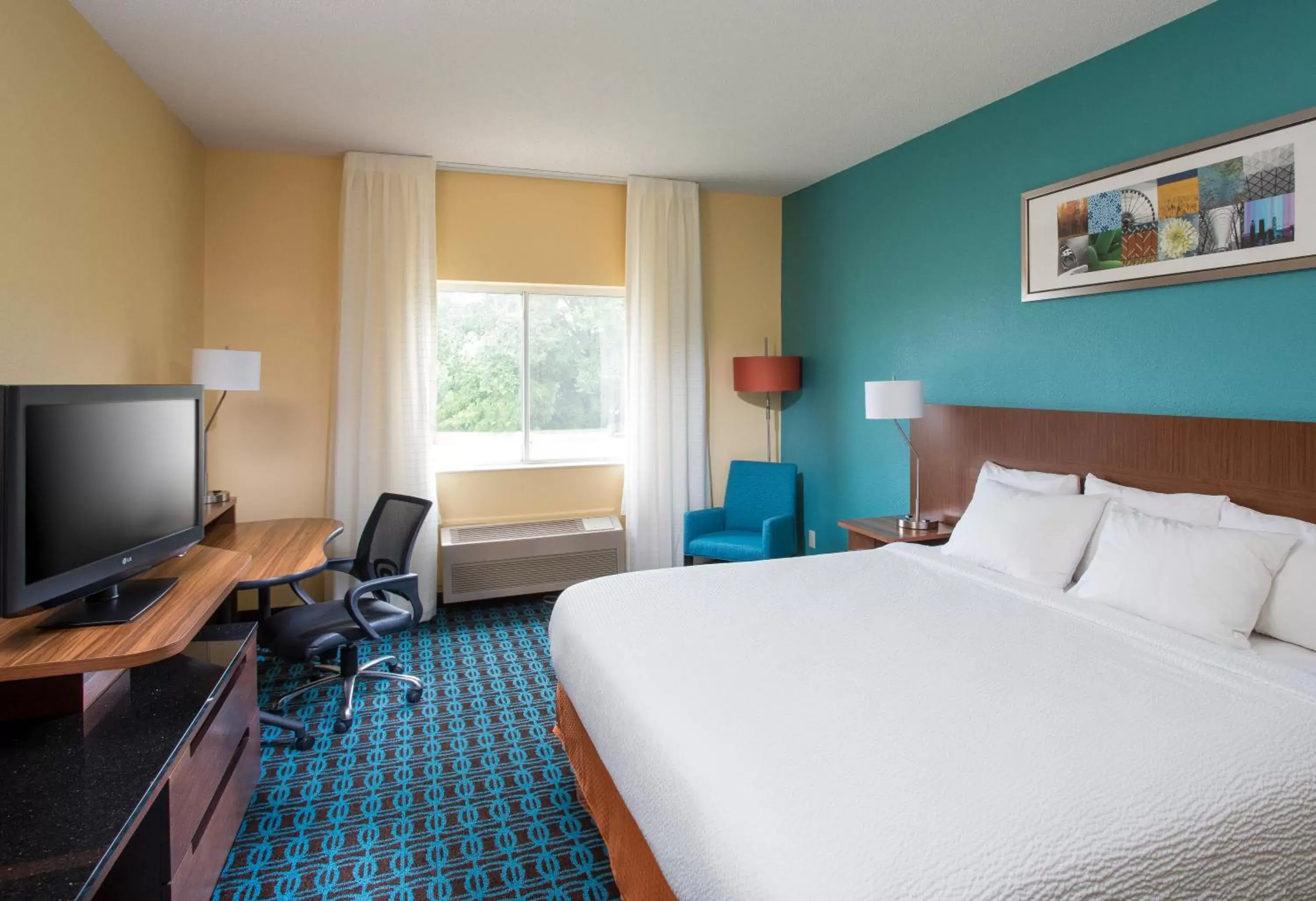 Bed in Fairfield Inn & Suites by Marriott Quincy