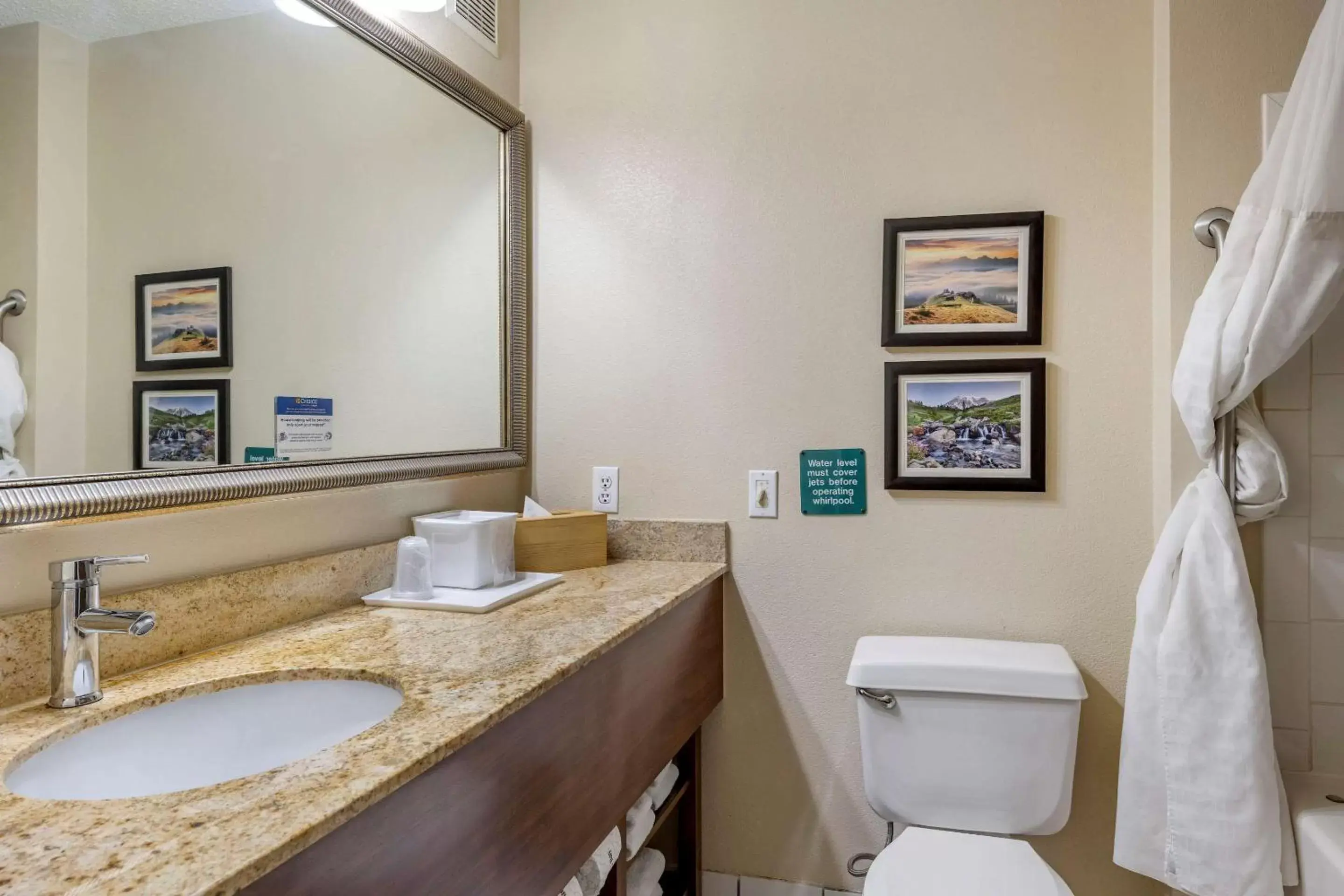 Photo of the whole room, Bathroom in Comfort Inn & Suites Kelso - Longview