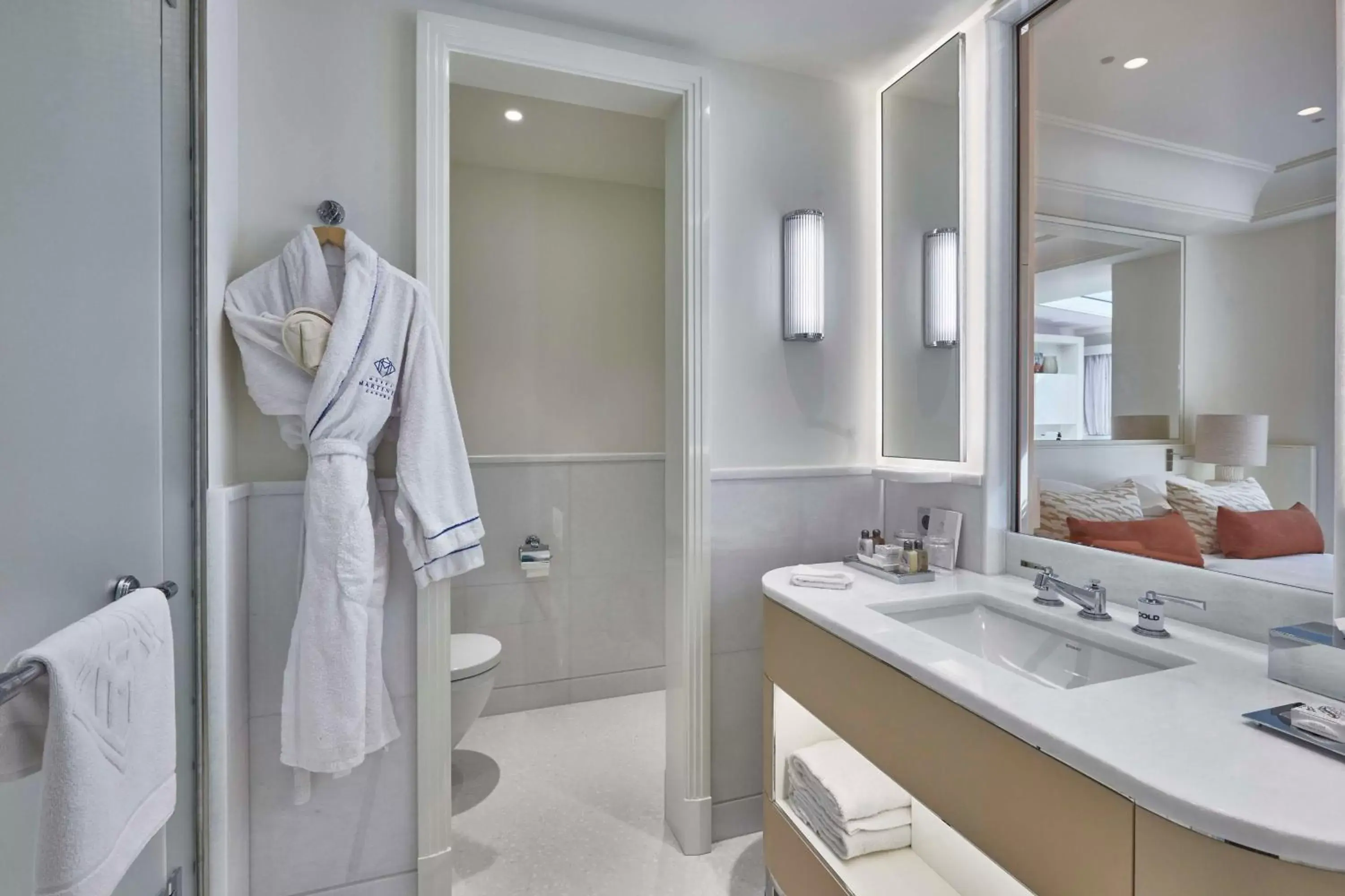 Bathroom in Hôtel Martinez, in The Unbound Collection by Hyatt